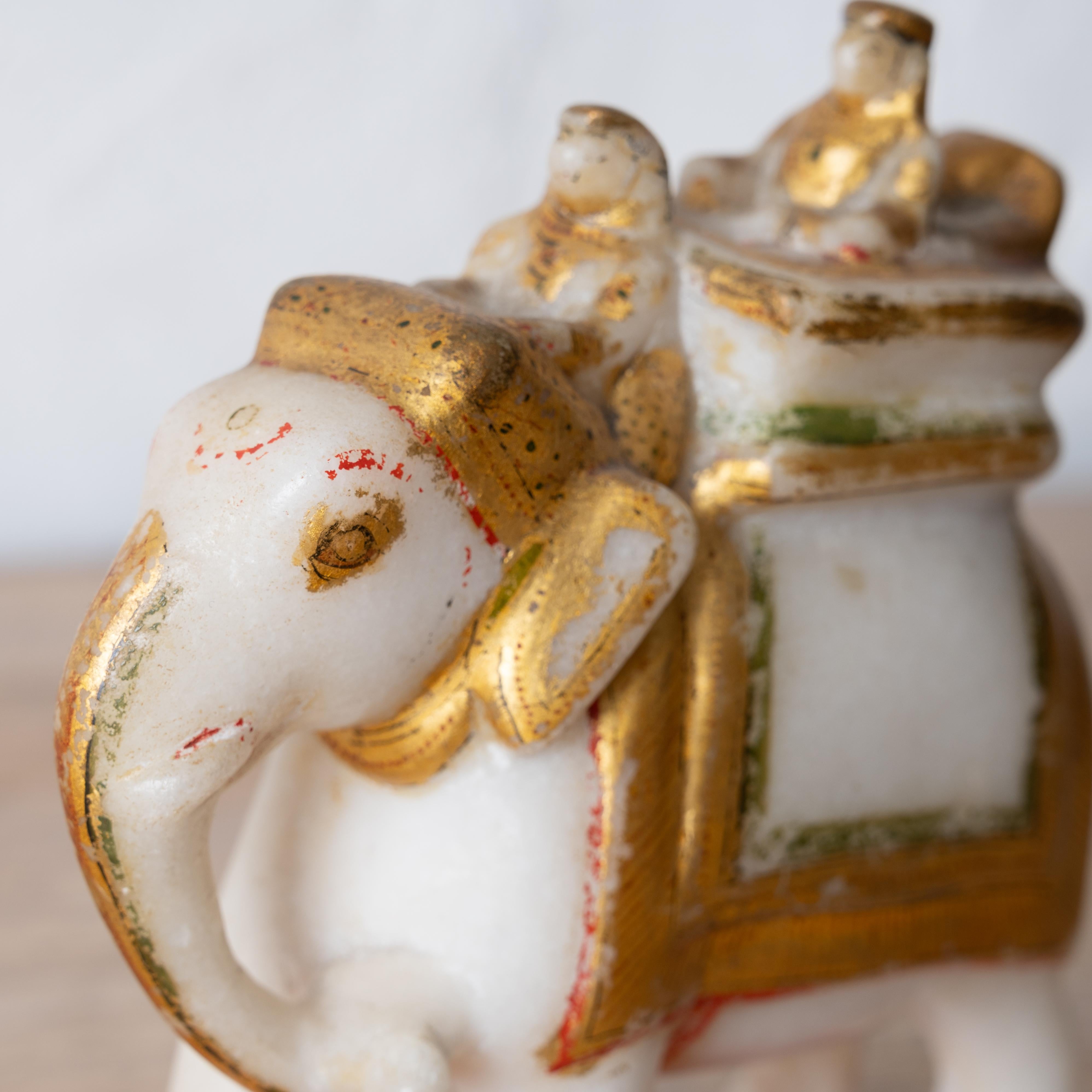 Albâtre Éléphant indien en albâtre doré, XIXe siècle en vente