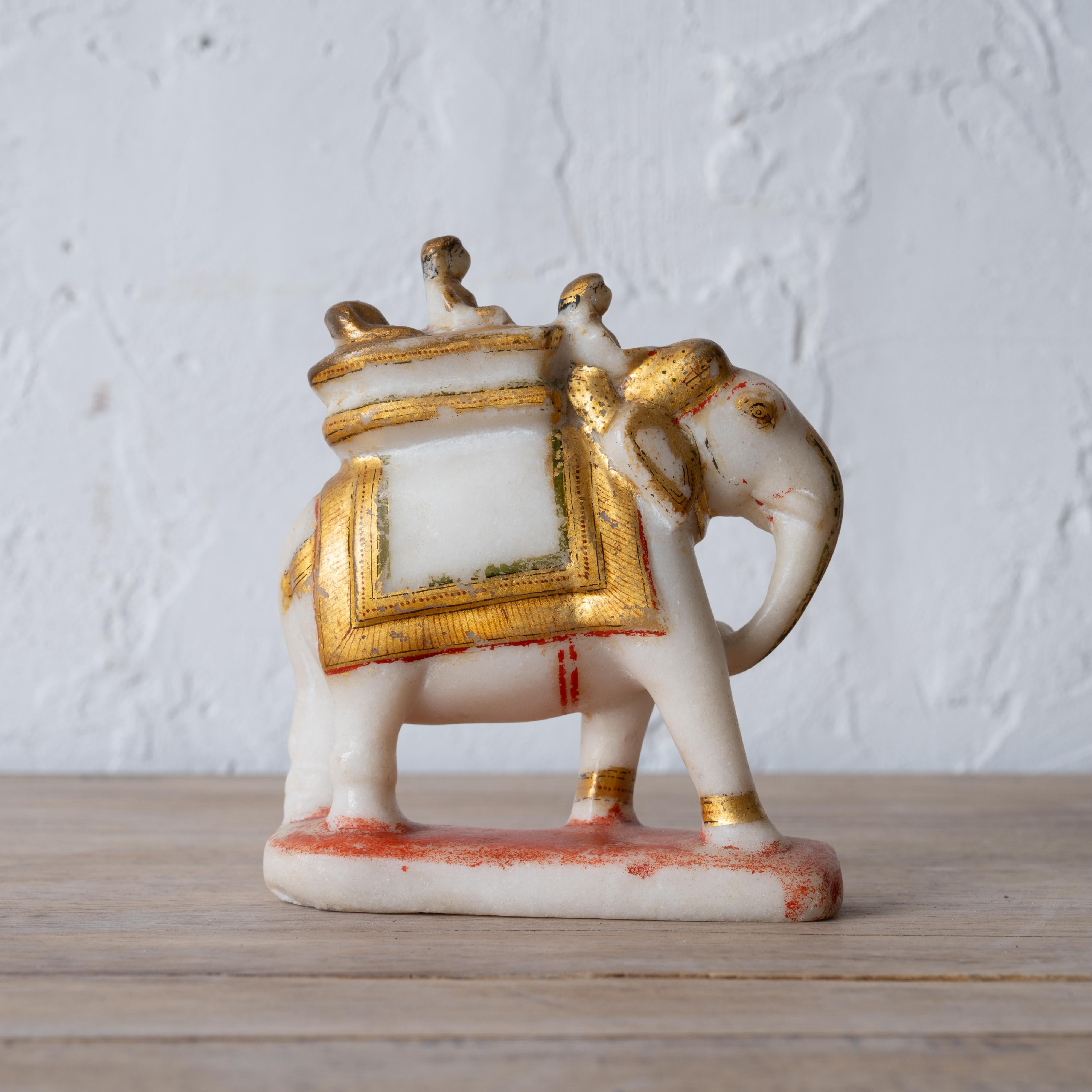 Éléphant indien en albâtre doré, XIXe siècle en vente 4