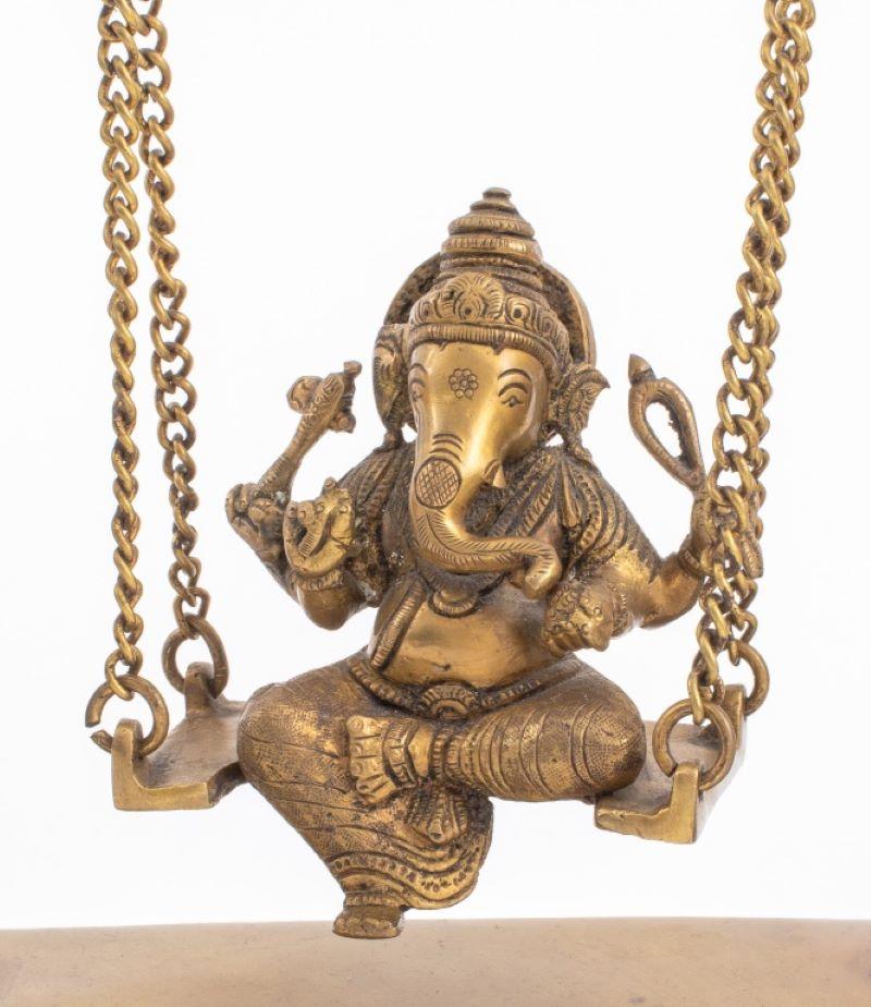Indische vergoldete Bronze Ganesha auf Swing-Skulptur (20. Jahrhundert) im Angebot