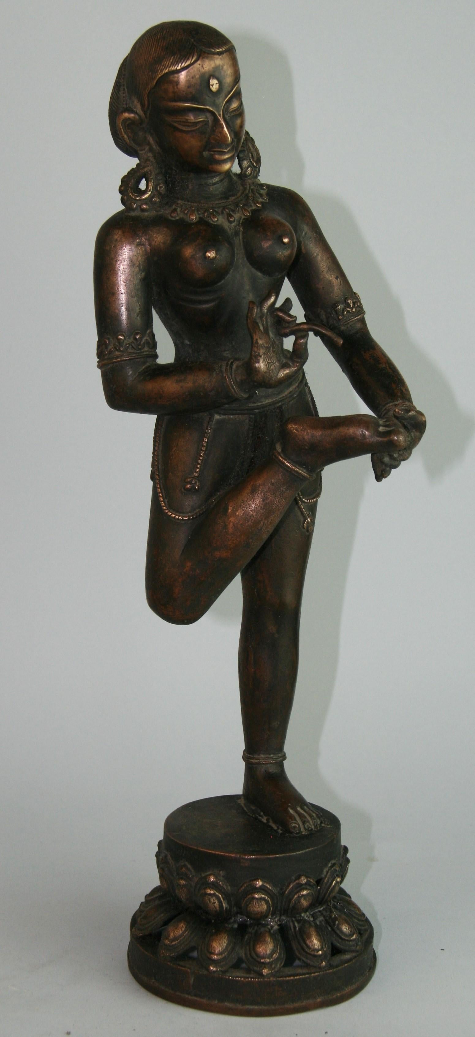 1369 Dea indiana in ottone ramato, scultura a cera persa finemente dettagliata.