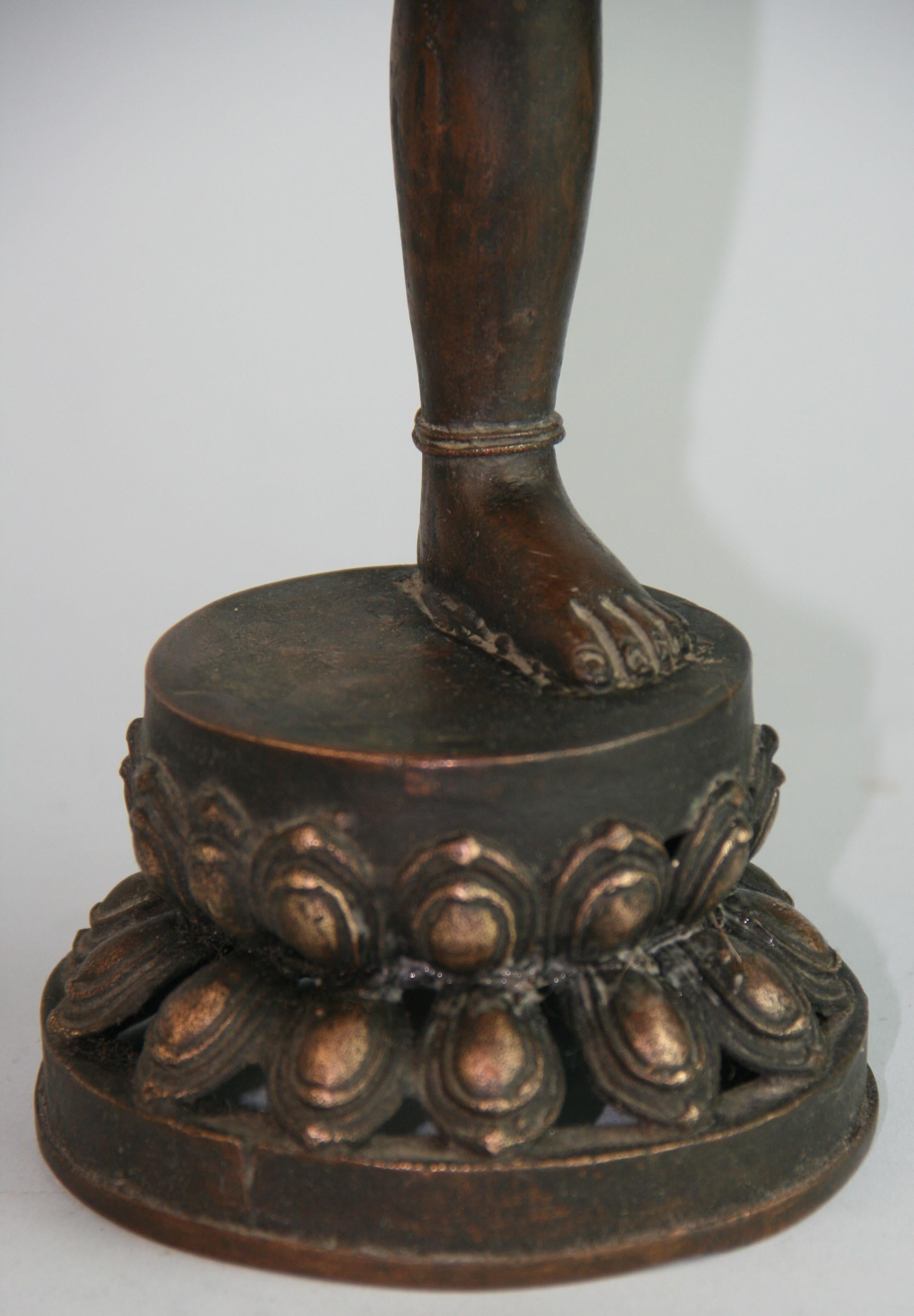 Metà XX secolo Scultura in ottone di una dea indiana del 1930 in vendita