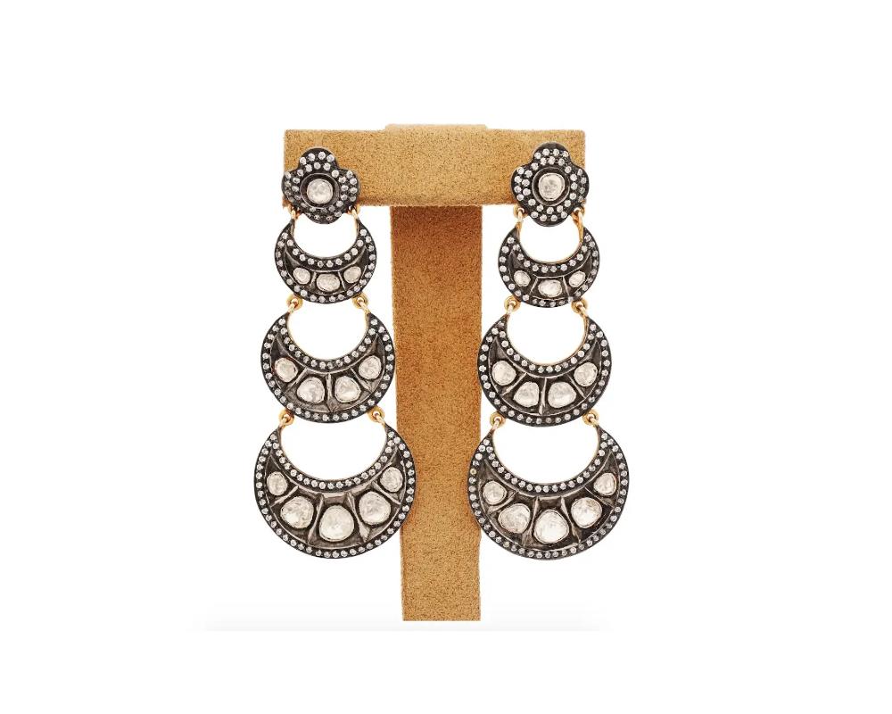Ein indischer Gold- und Silber-Kronleuchter-Ohrring. Die Ohrringe sind mit farblosen Spinell-Edelsteinen und Diamanten verziert. Die Ohrringe sind in einem mehrschichtigen Design gefertigt. Vintage und Modern Indian Gold, Silber, Natursteine Ringe