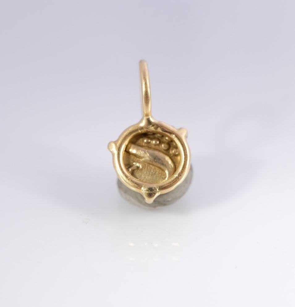 Elle est accompagnée d'un certificat qui garantit l'authenticité et fournit des informations générales (énumérées ci-dessous) sur la pièce acquise. Cette pièce est très petite et mignonne (voir une paire à côté d'une pièce de 25 cents pour