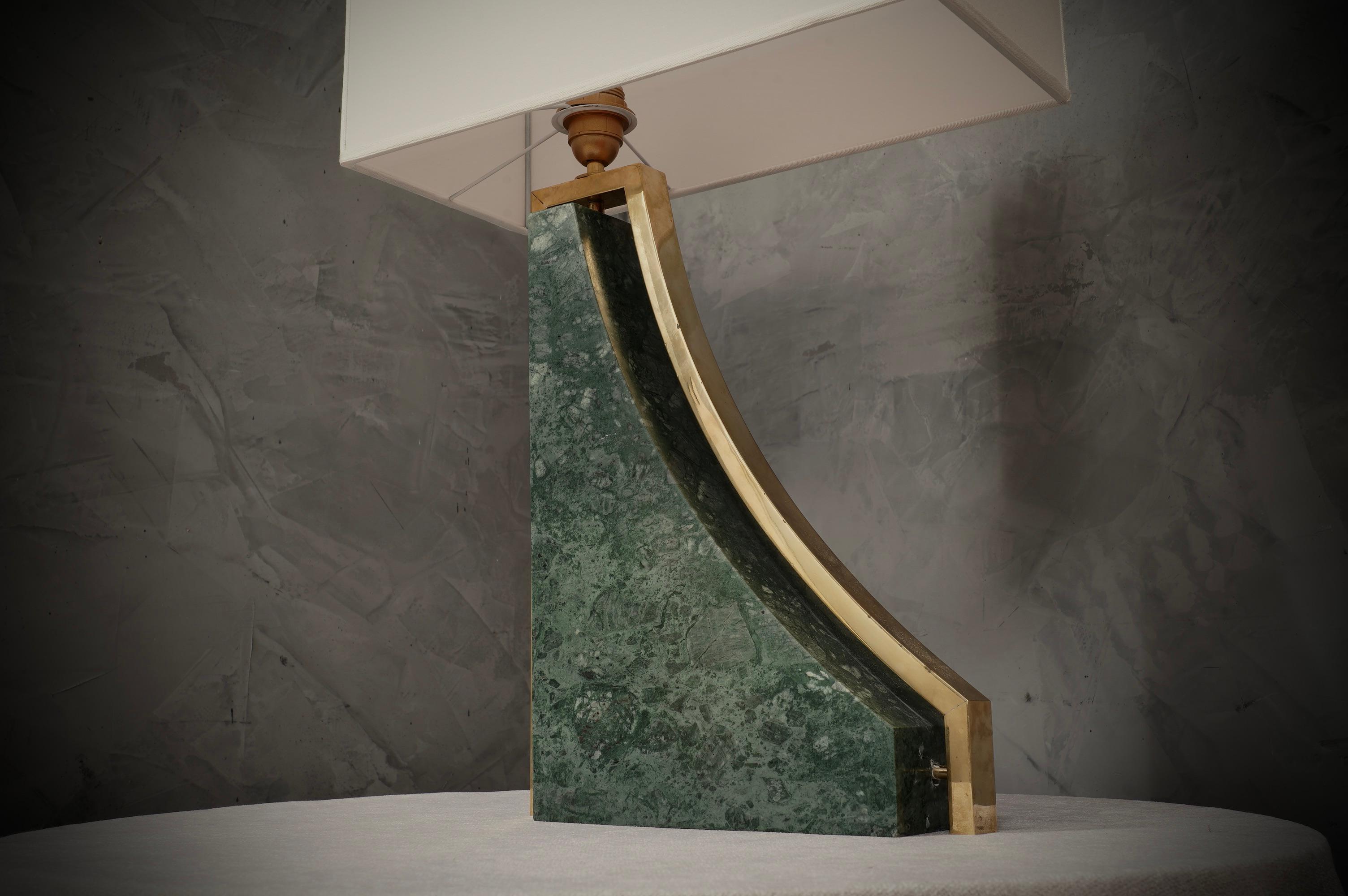 Lámpara de mesa italiana de mármol verde indio y latón, 2000 Siglo XXI y contemporáneo en venta