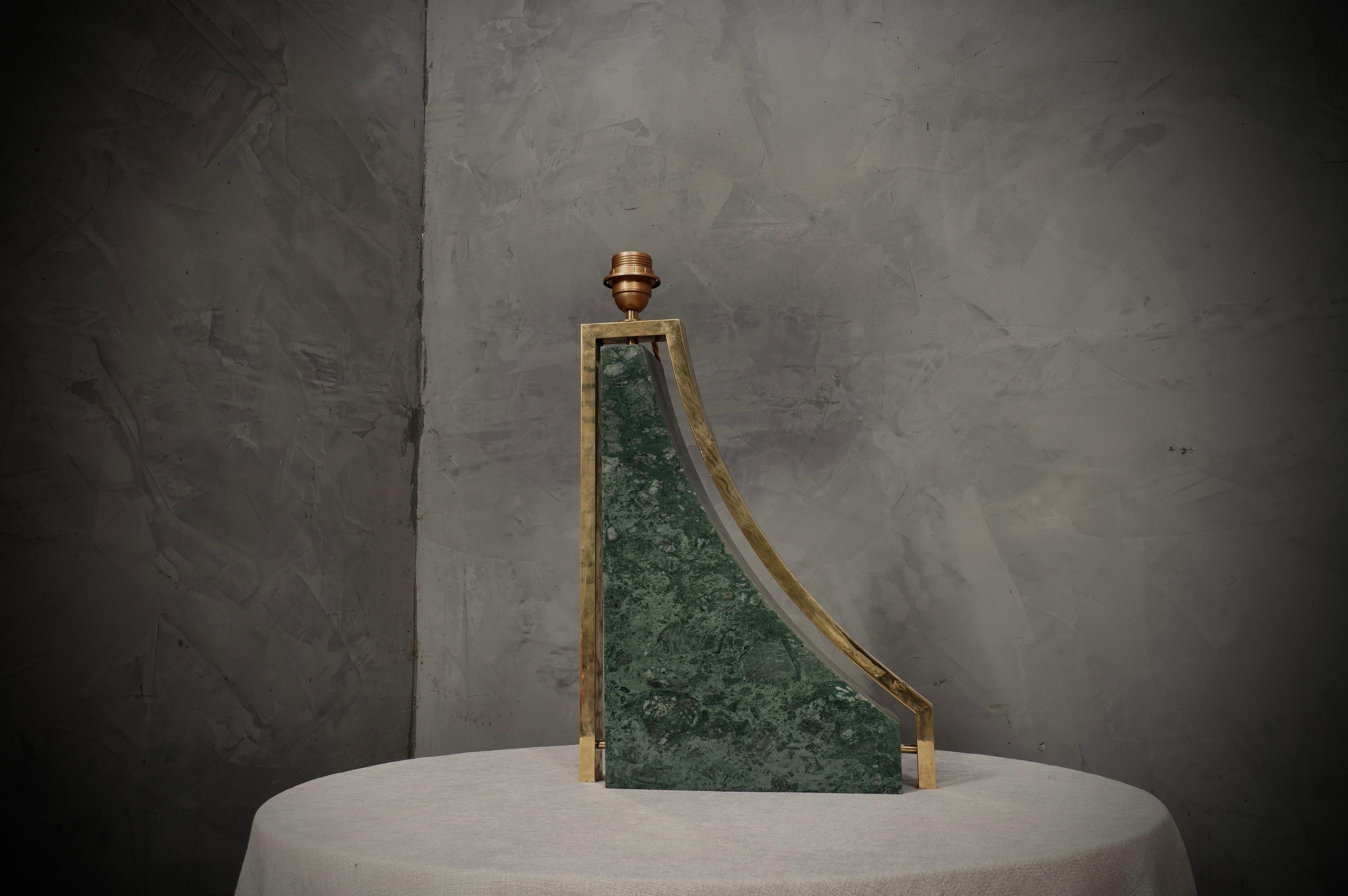 Lámpara de mesa italiana de mármol verde indio y latón, 2000 en venta 3
