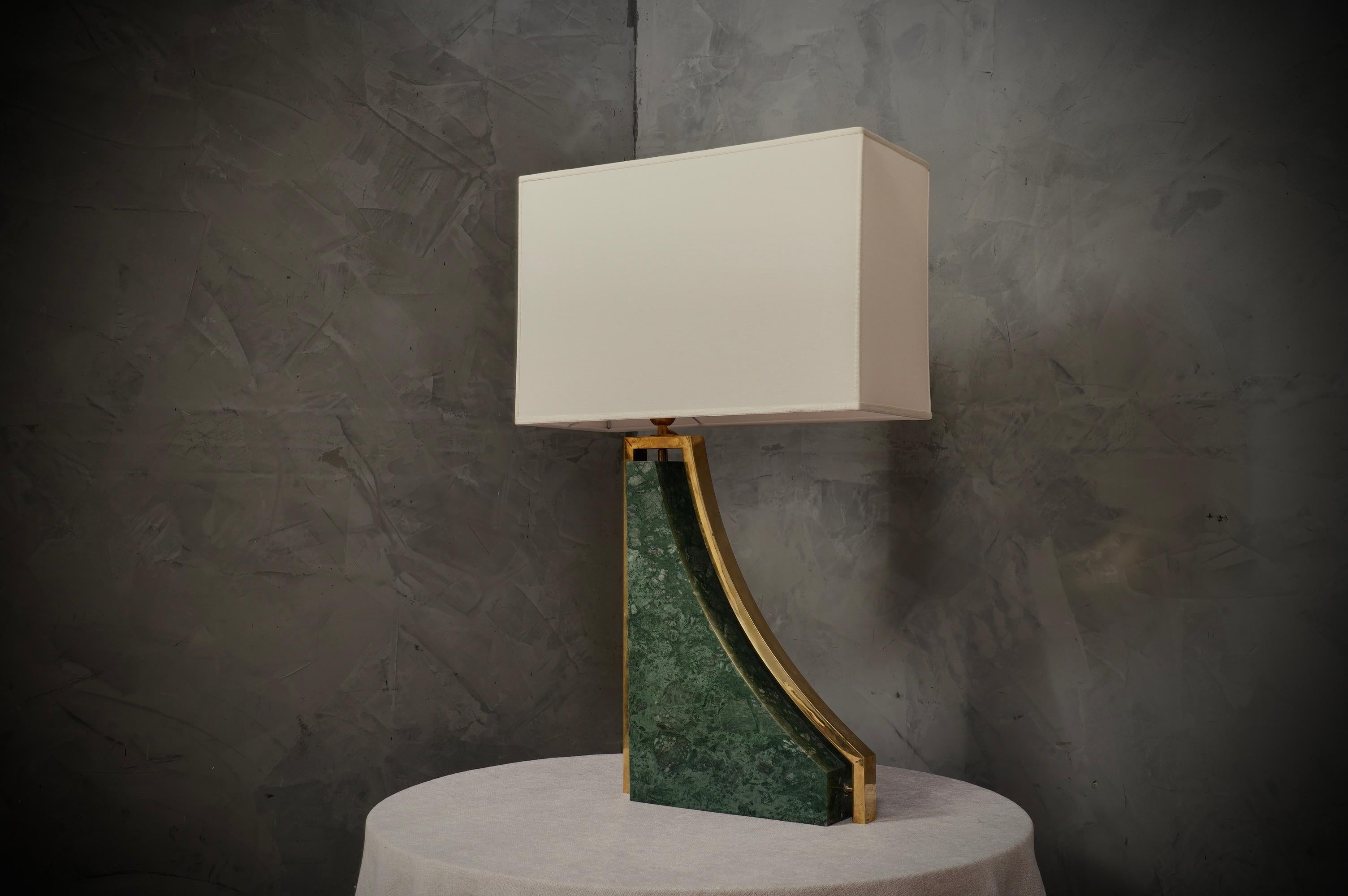 Lámpara de mesa italiana de mármol verde indio y latón, 2000 Moderno de mediados de siglo en venta