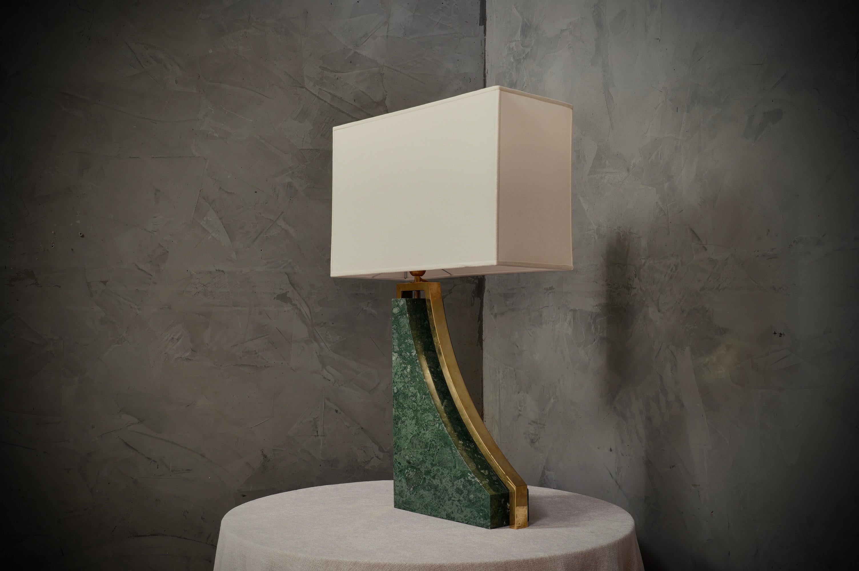 Lámpara de mesa italiana de mármol verde indio y latón, 2000 Italiano en venta