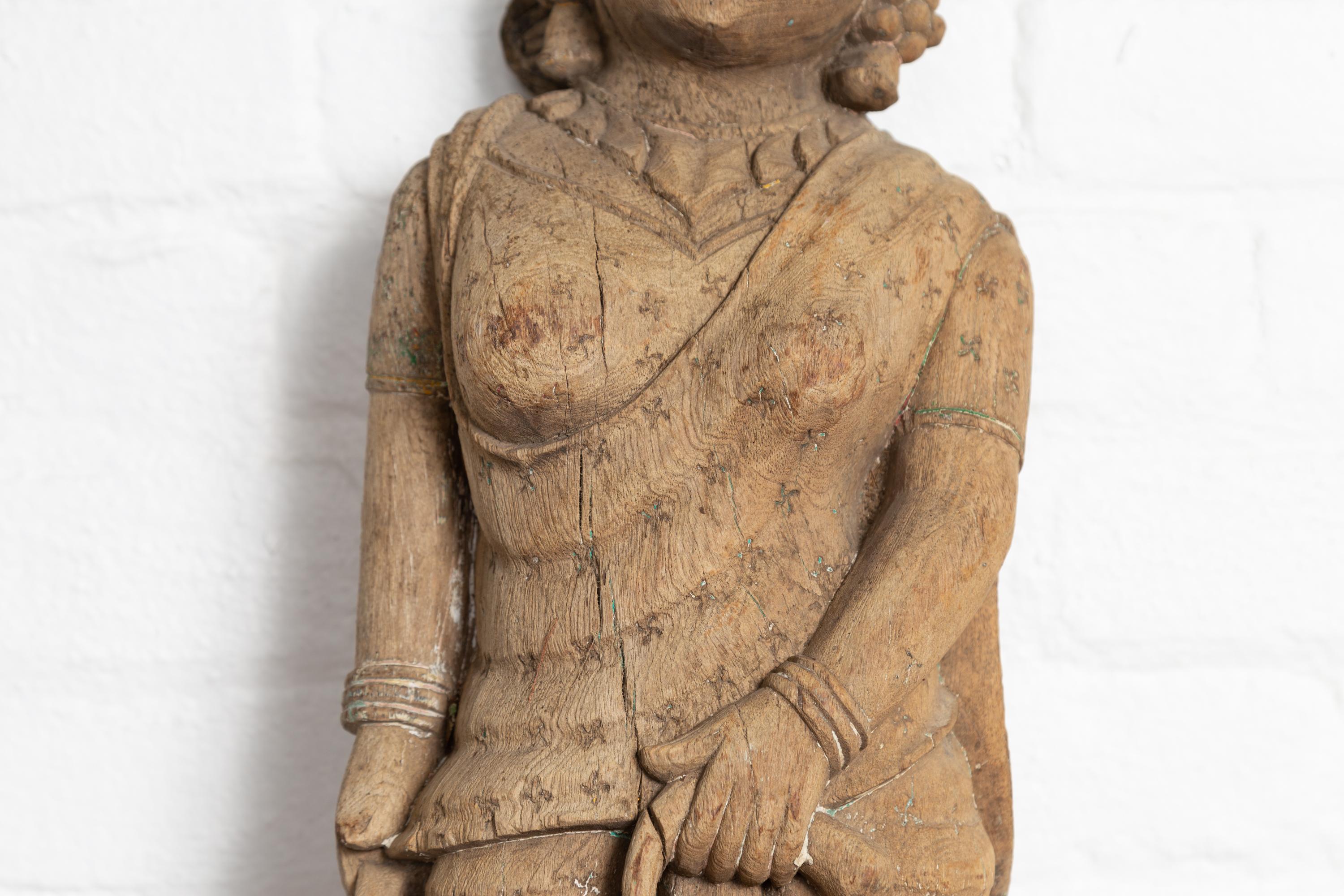 Indien Statue de temple indienne du Gujarat sculptée à la main représentant une femme et une plume en vente