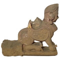 Indische handgeschnitzte Sphinx-Skulptur aus Stein mit Tiara und Ohrringen aus dem 19. Jahrhundert