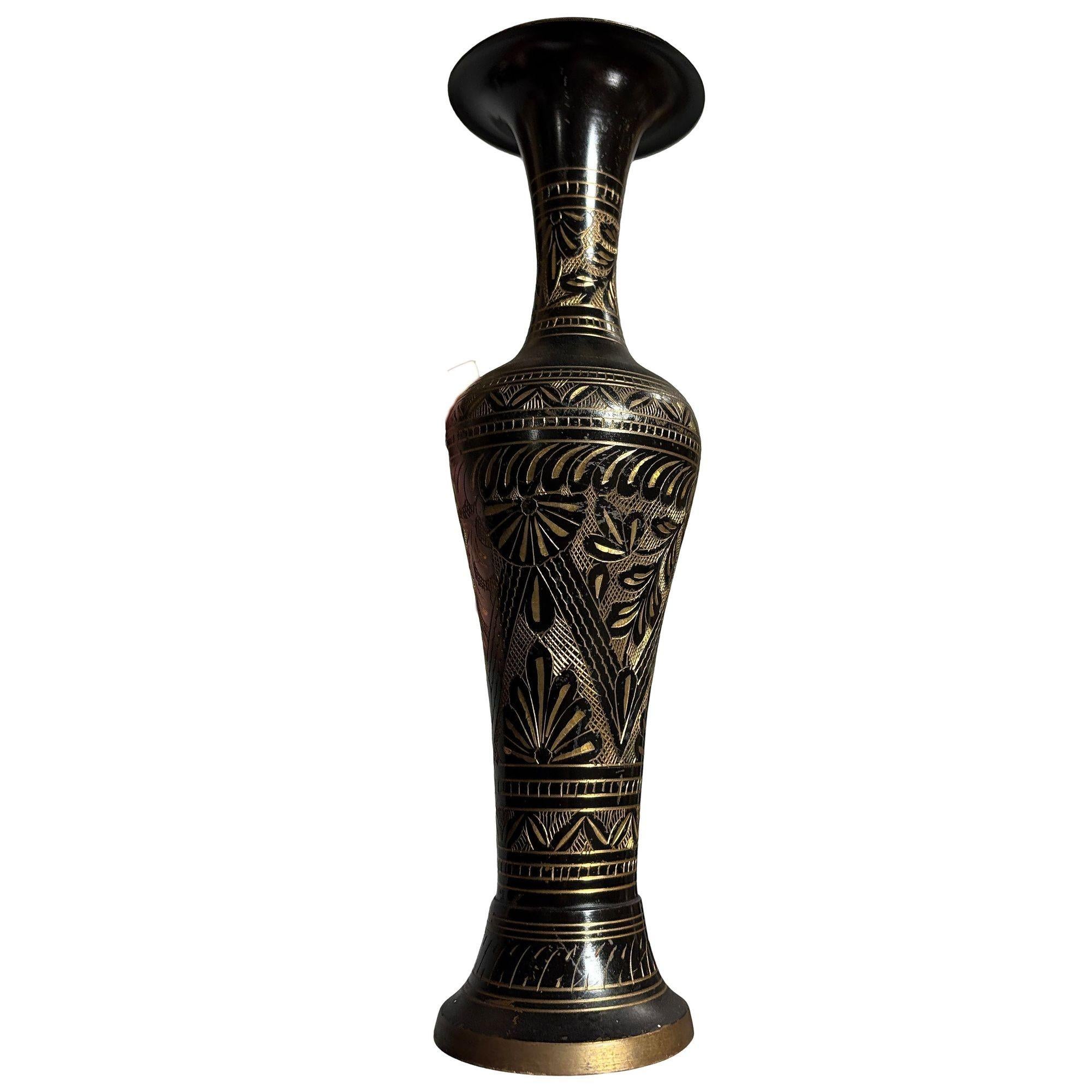 Indische Hand geätzt schwarz Cloisonne Messing florale Vase (20. Jahrhundert) im Angebot