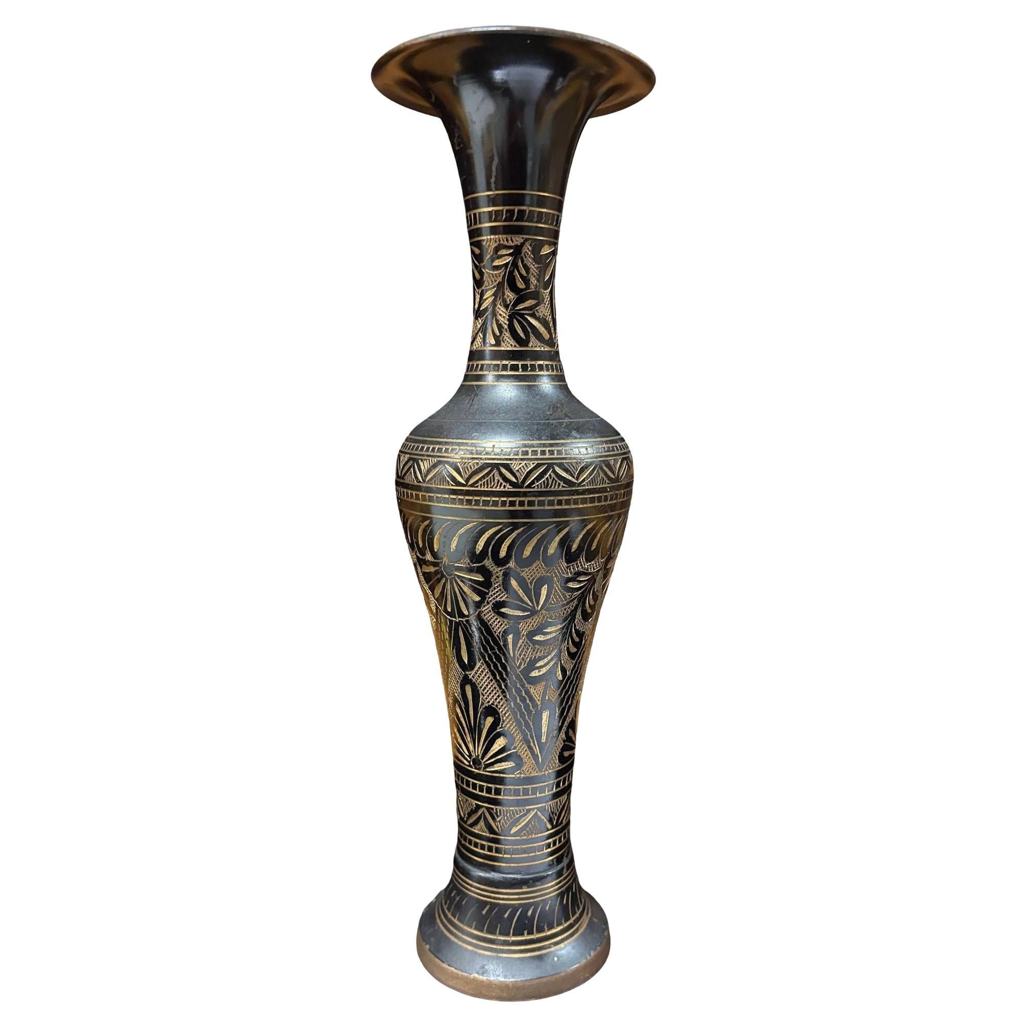 Jarrón Floral de Latón Cloisonné Negro Grabado a Mano de la India