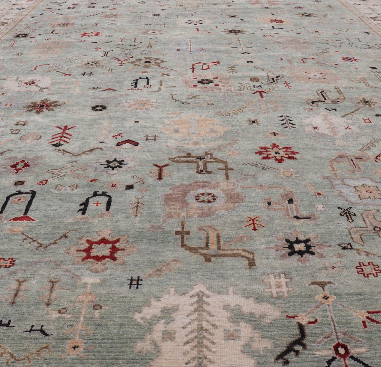 Tapis indien Oushak en laine nouée à la main dans les tons turquoise, crème et rouge.
Mesure 9'11 x 13'6
Cet Oushak en laine a été noué à la main en Inde dans les années 2010. La palette de couleurs de cette pièce contient des tons très pâles de