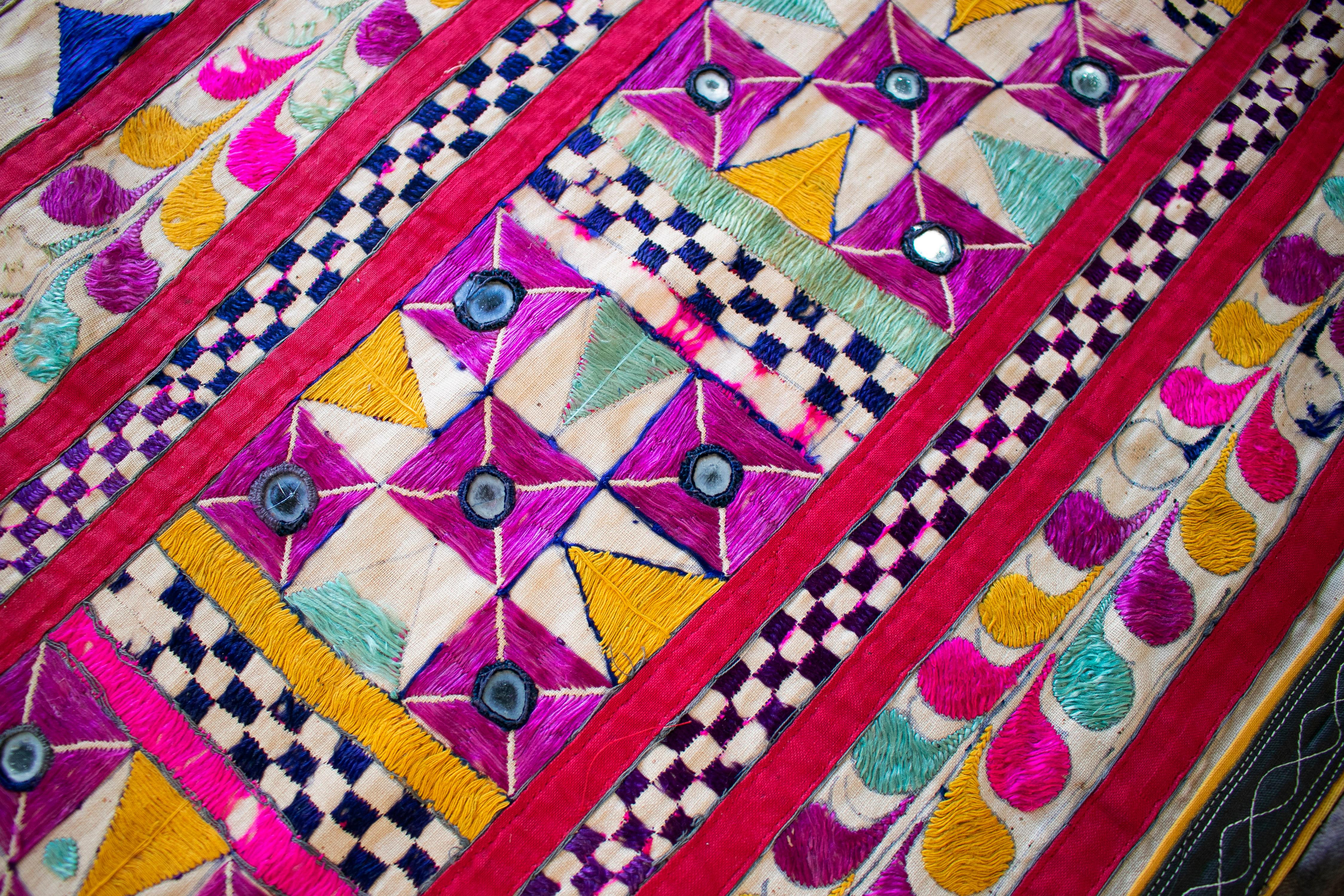 Indische handgenähte Seiden Patchwork Hochzeitsdekoration im Angebot 13