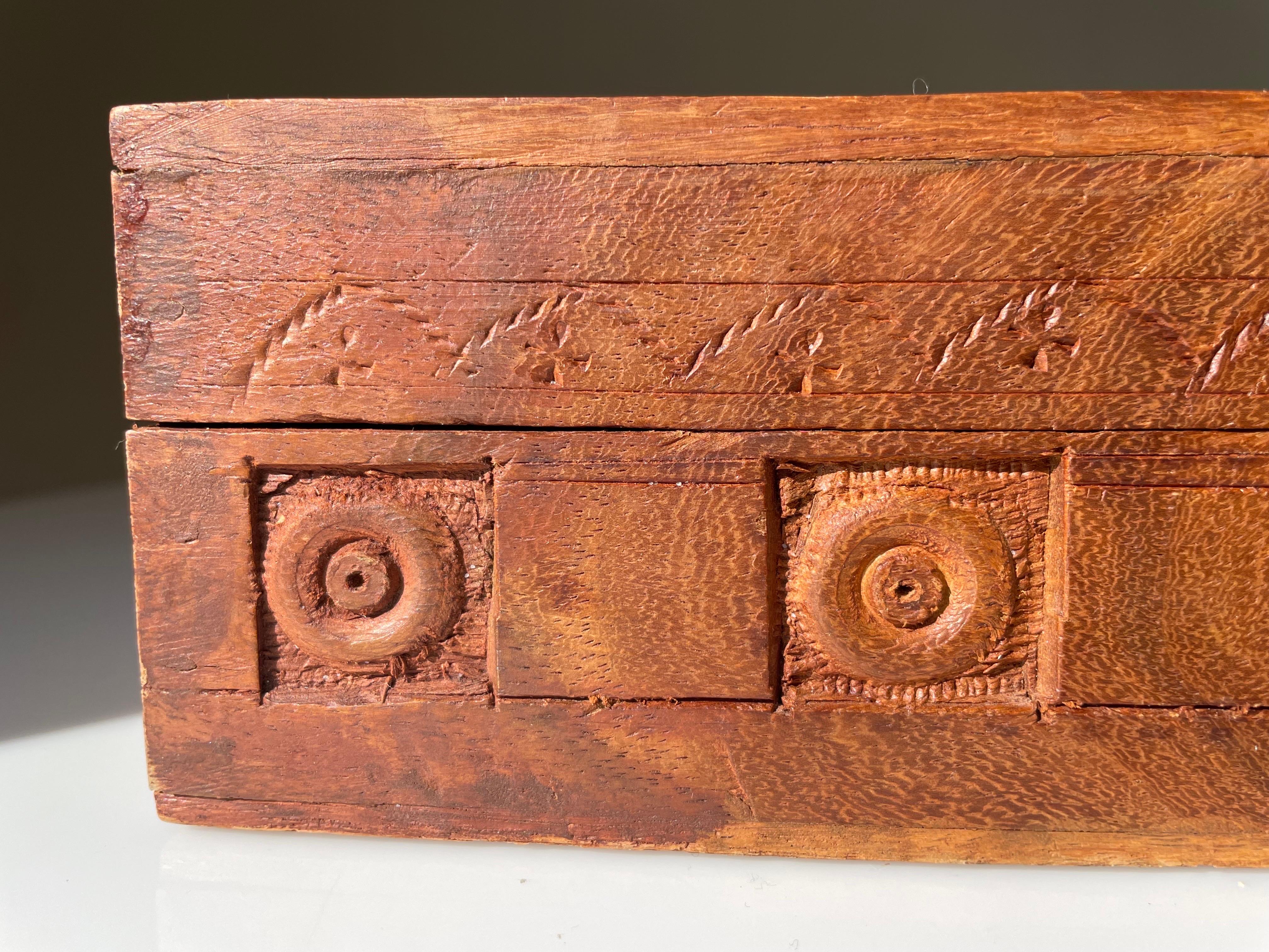 Boîte décorative indienne vintage en bois sculptée à la main en vente 6