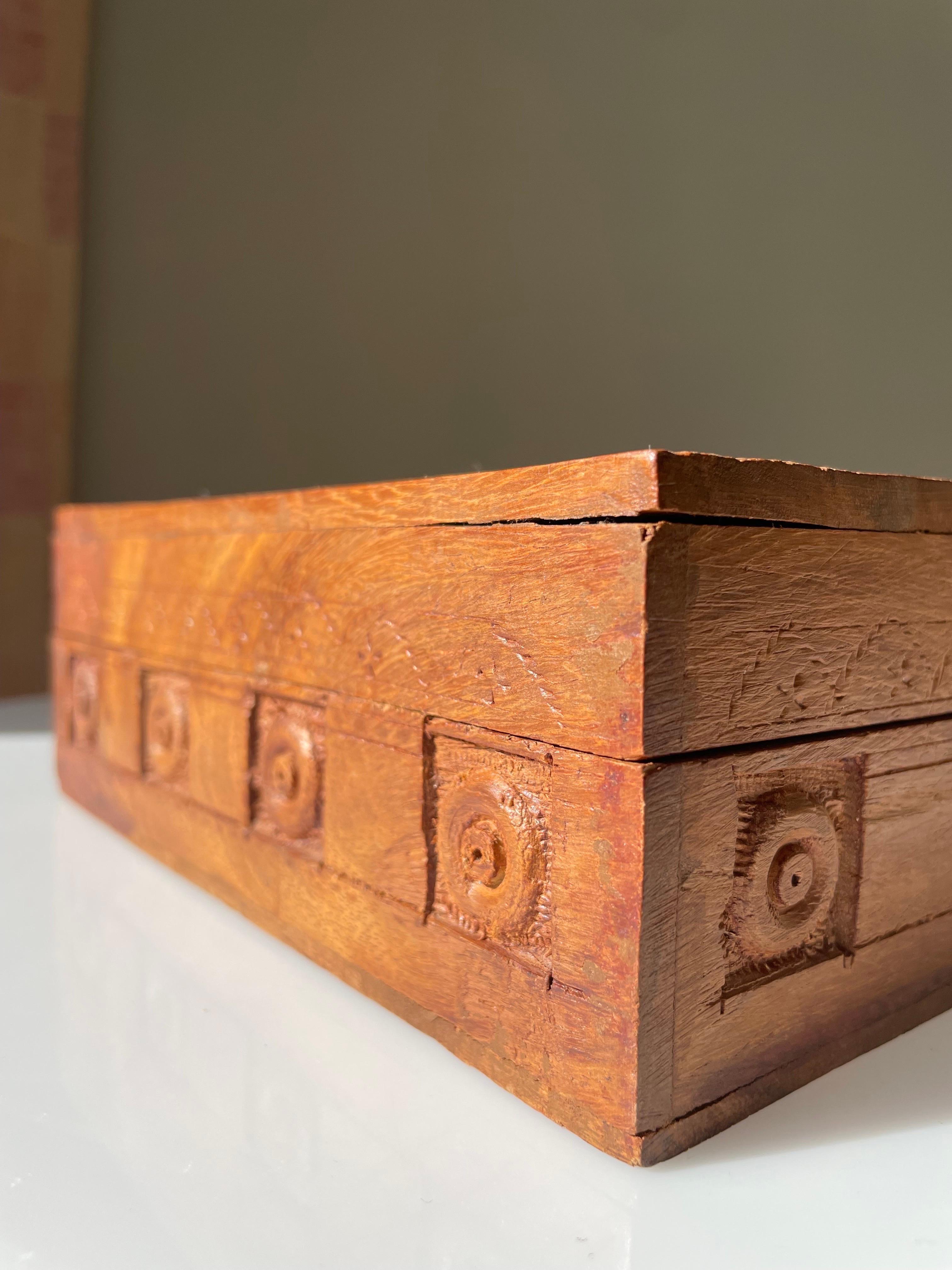 Boîte décorative indienne vintage en bois sculptée à la main en vente 7