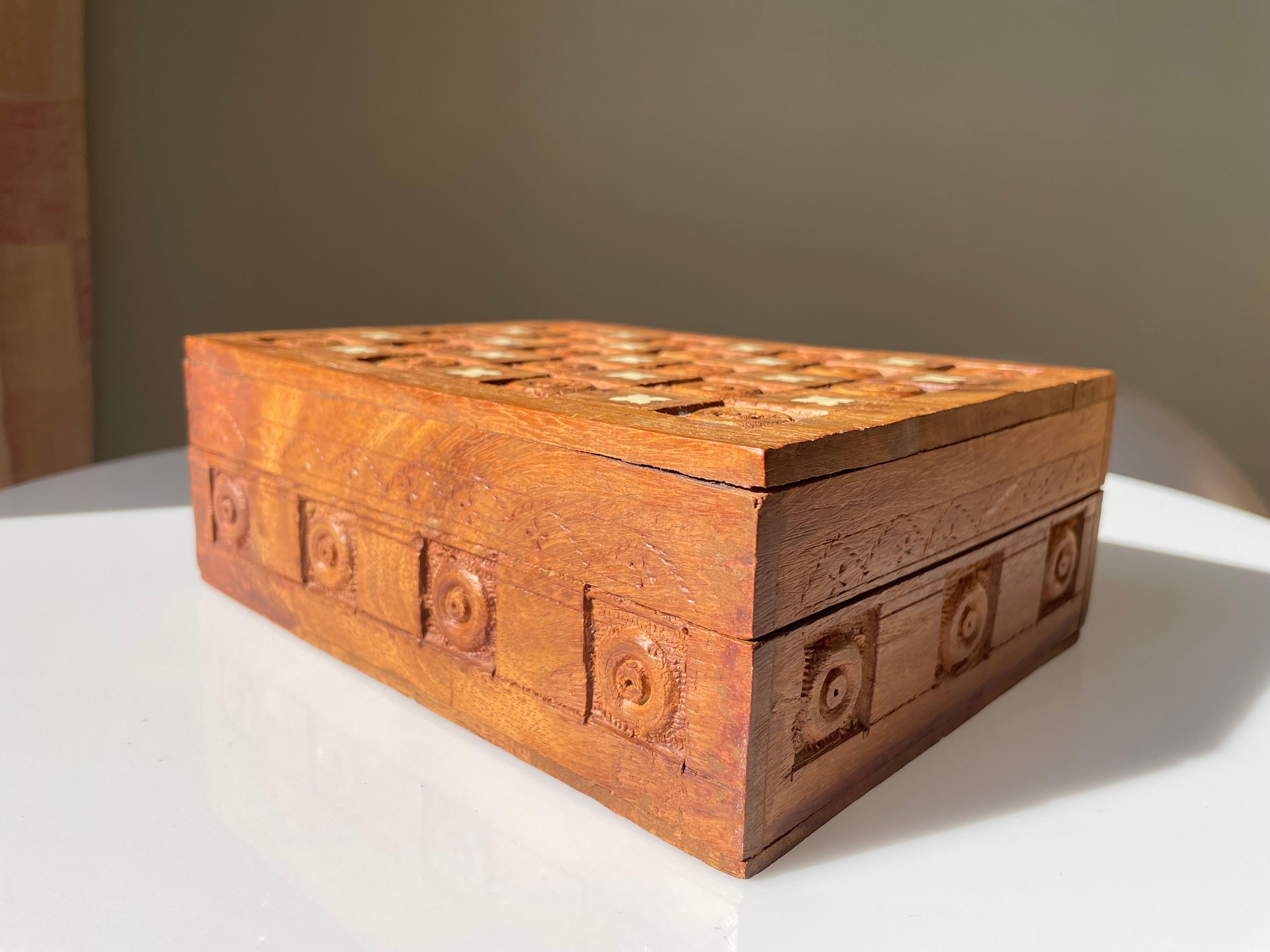 Boîte décorative indienne vintage en bois sculptée à la main en vente 8