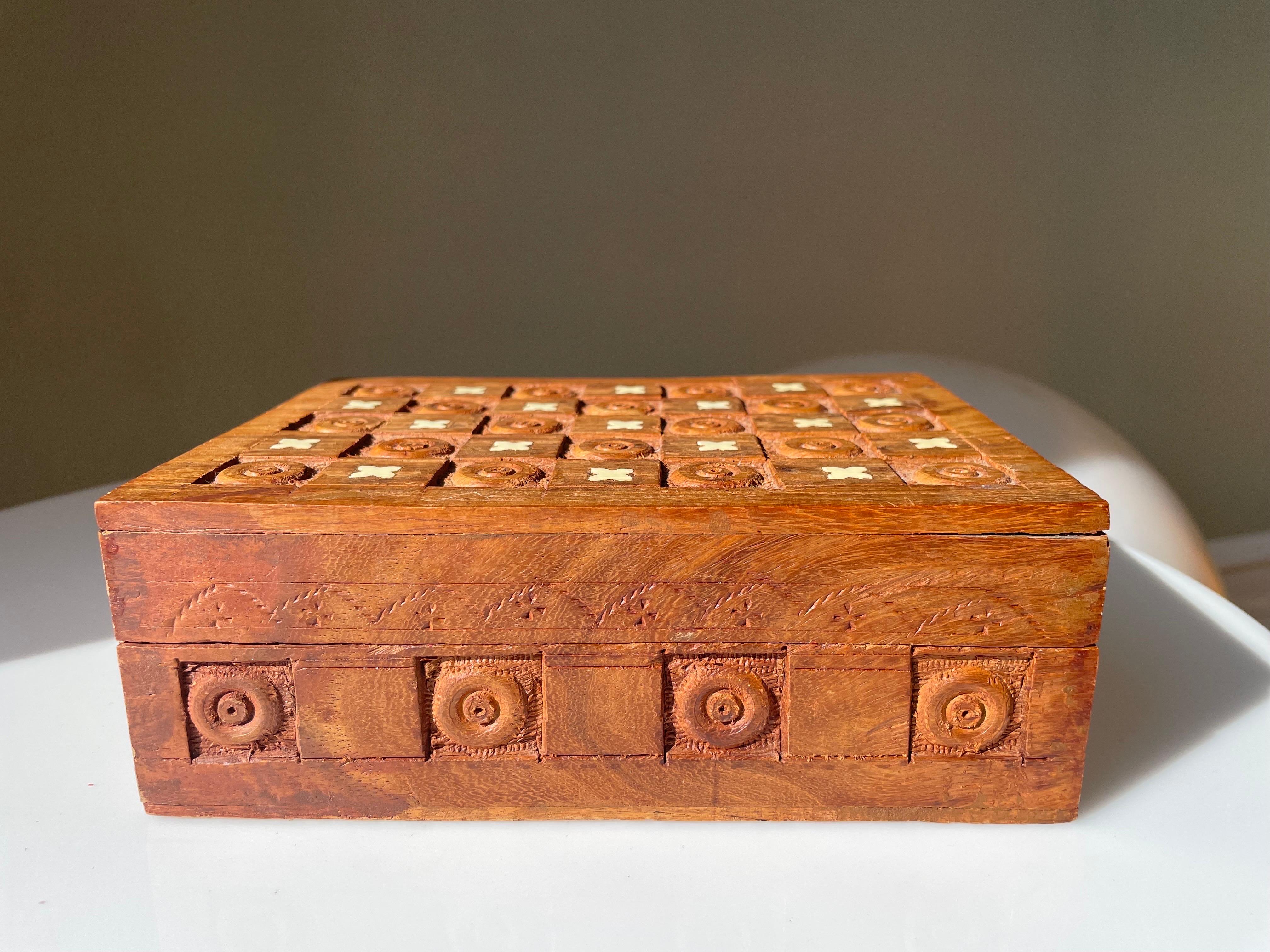 Boîte décorative indienne vintage en bois sculptée à la main en vente 9