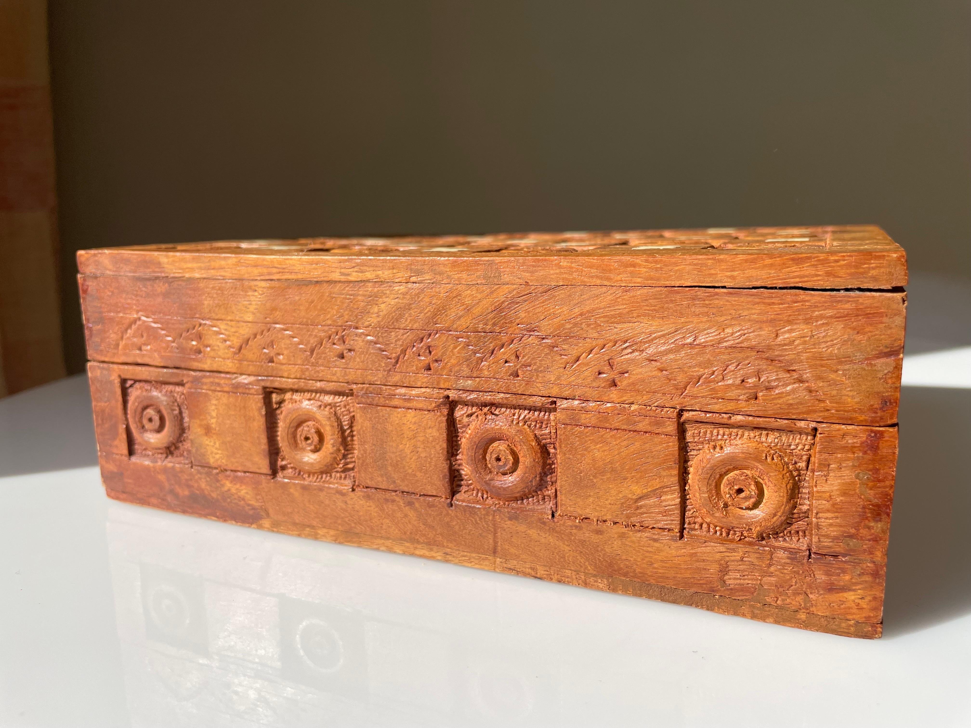 Boîte décorative indienne vintage en bois sculptée à la main en vente 10