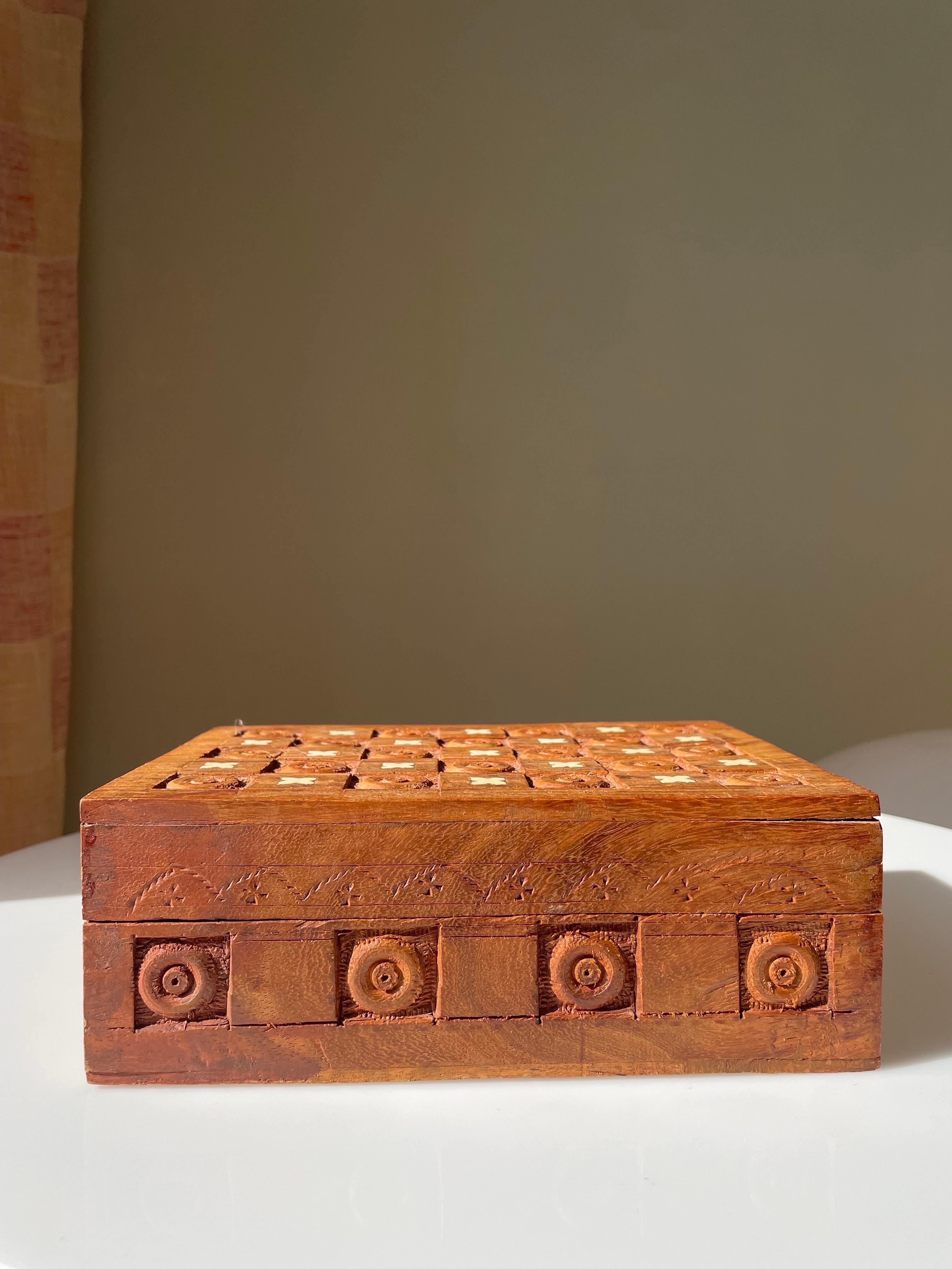 Indien Boîte décorative indienne vintage en bois sculptée à la main en vente