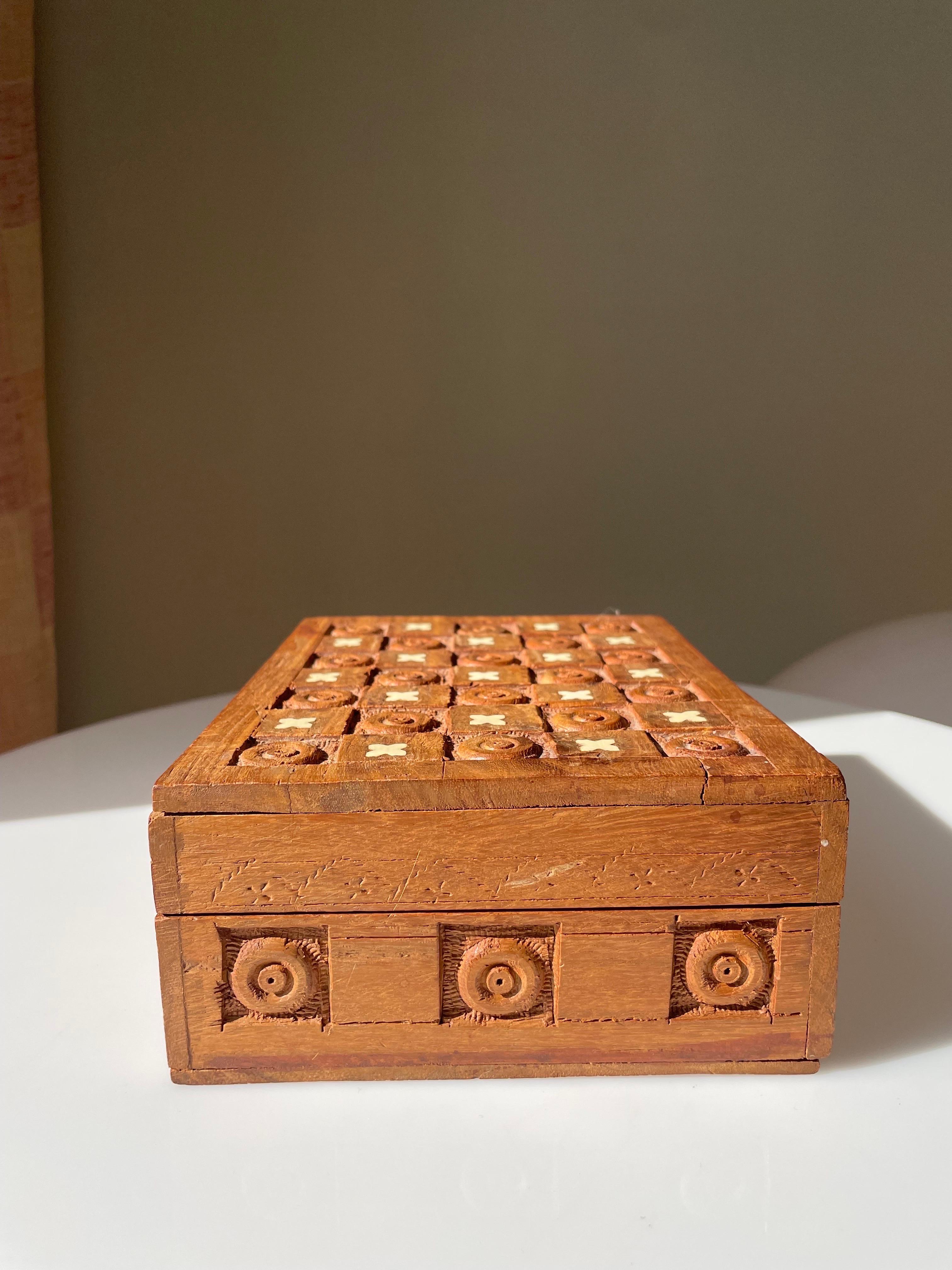 Sculpté Boîte décorative indienne vintage en bois sculptée à la main en vente