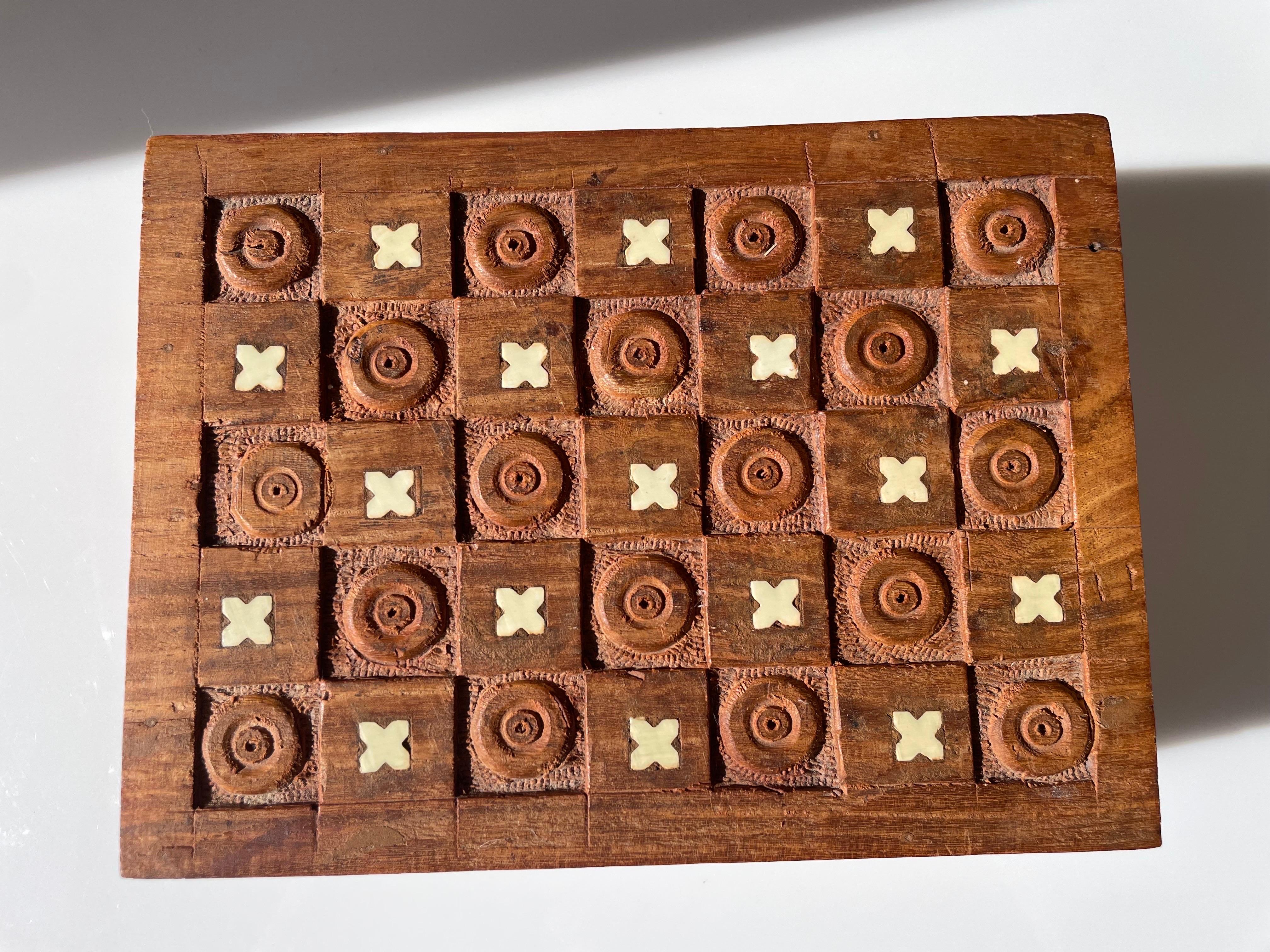 Métal Boîte décorative indienne vintage en bois sculptée à la main en vente