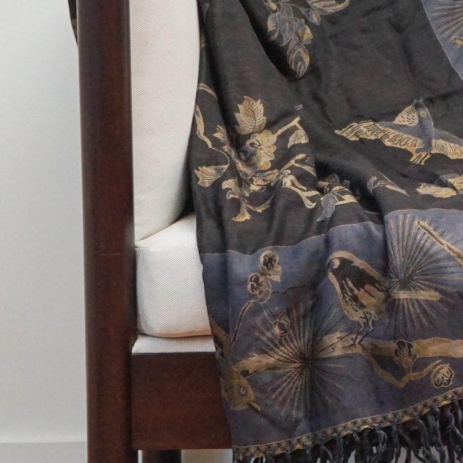 Approvisionnement local en Inde. Peut être utilisé comme jeté ou couvre-lit.
Ce superbe jeté en soie et coton mélangés est fabriqué à la main en Inde. Cette pièce joliment tissée est disponible en deux couleurs, et supporte également deux glands de