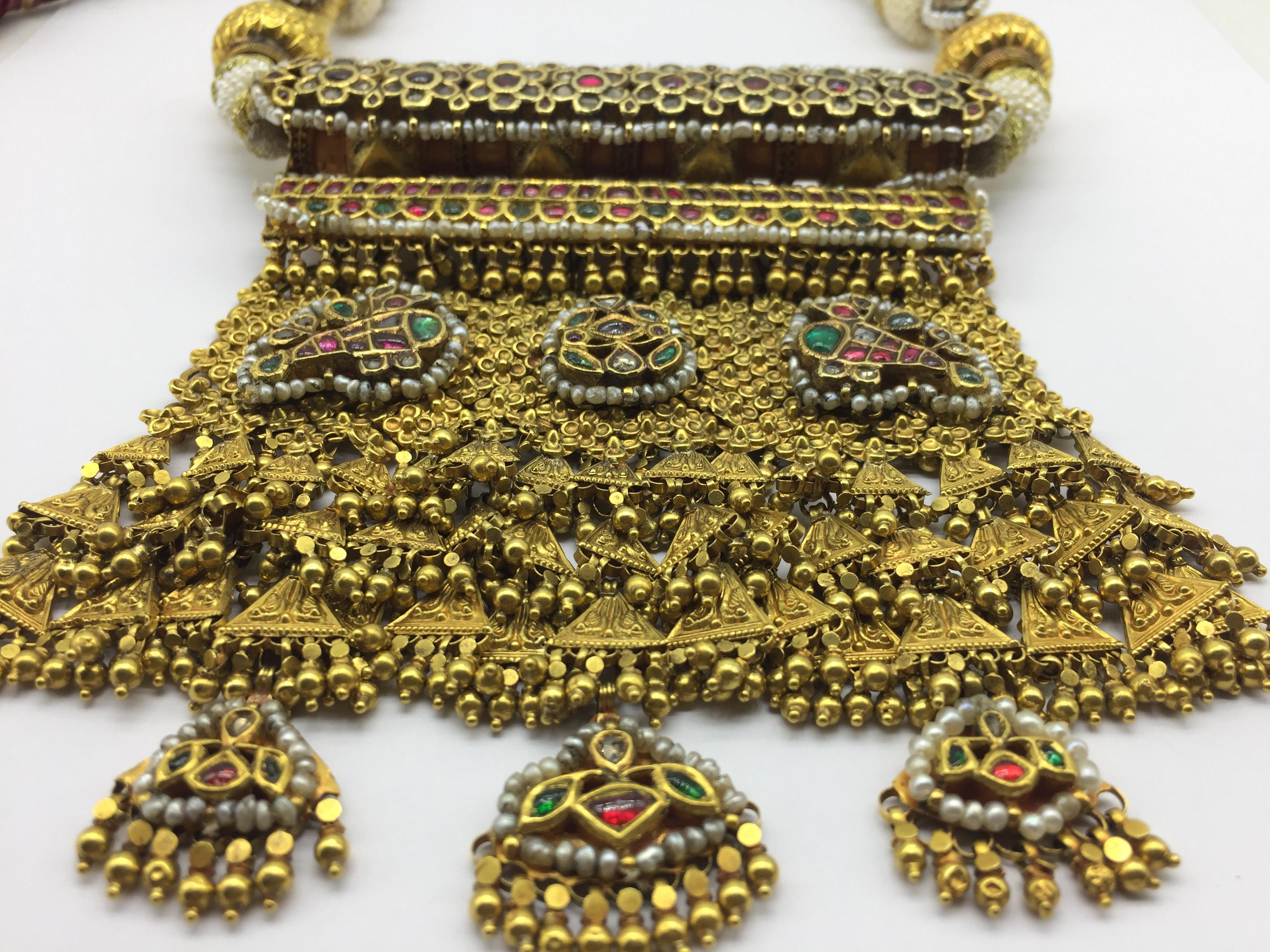 Revival Collier artisanal indien en or 22 carats, diamants, perles naturelles, émeraudes et rubis en vente