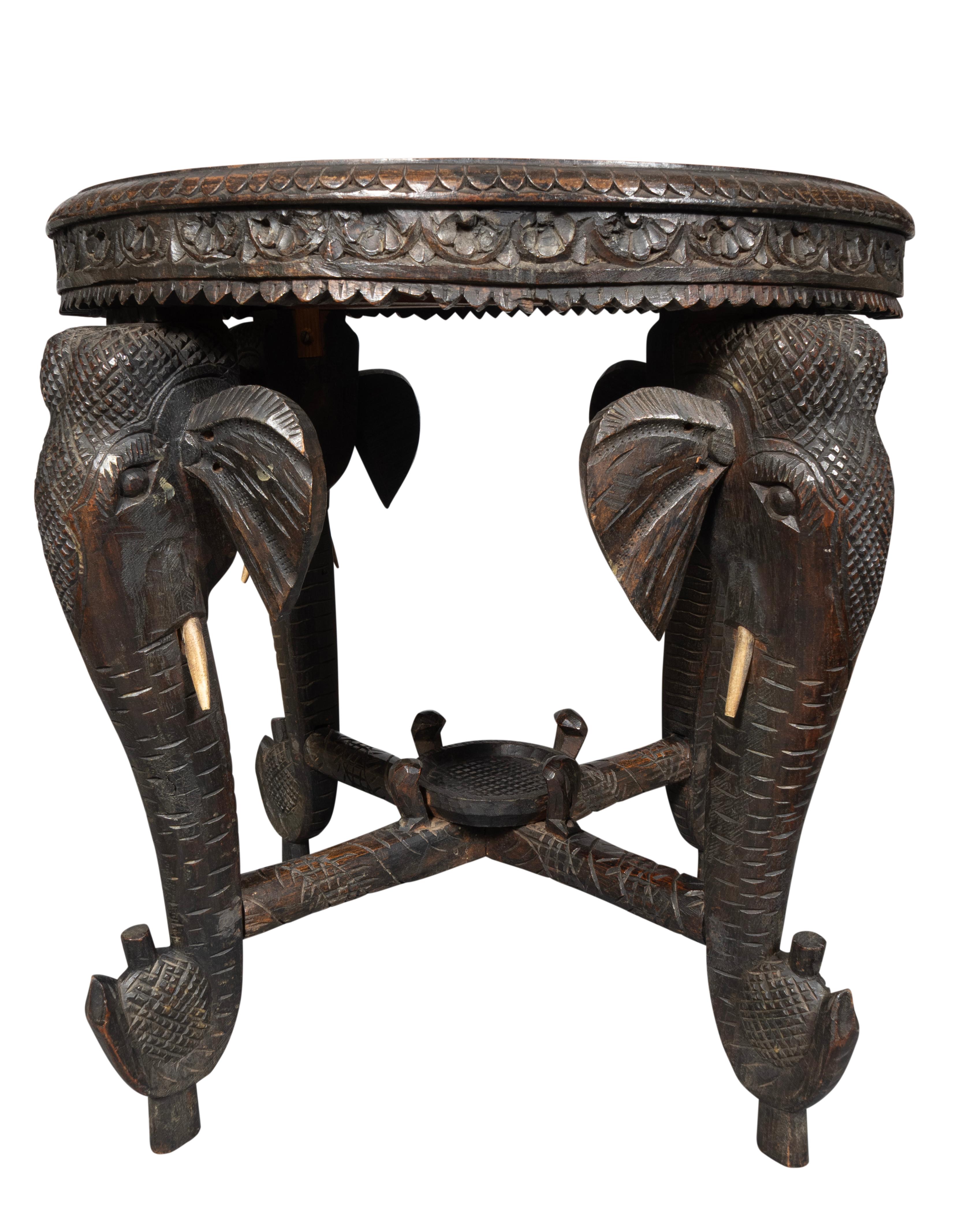Indien Table éléphant en bois dur indien en vente