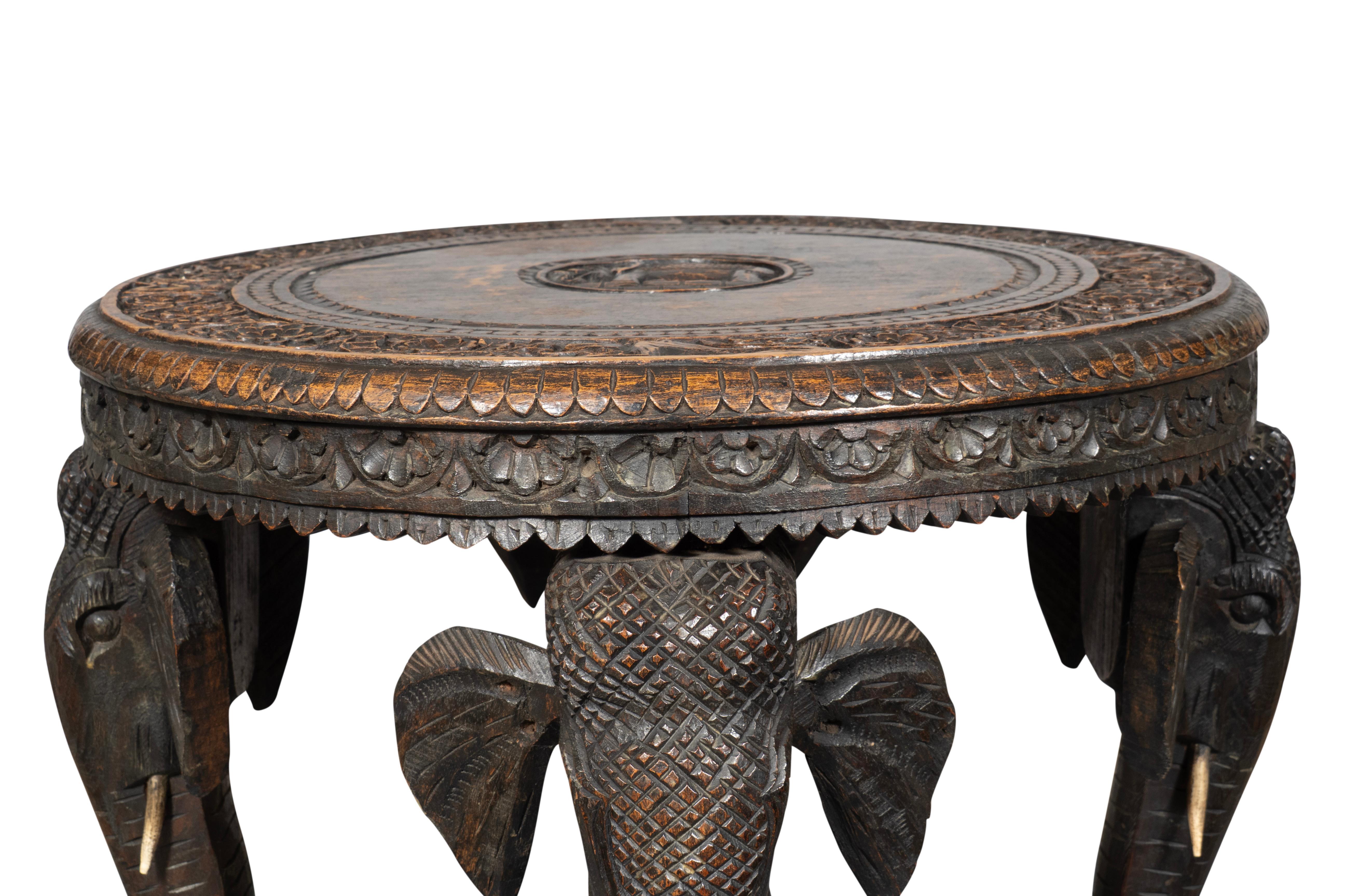 Table éléphant en bois dur indien Bon état - En vente à Essex, MA