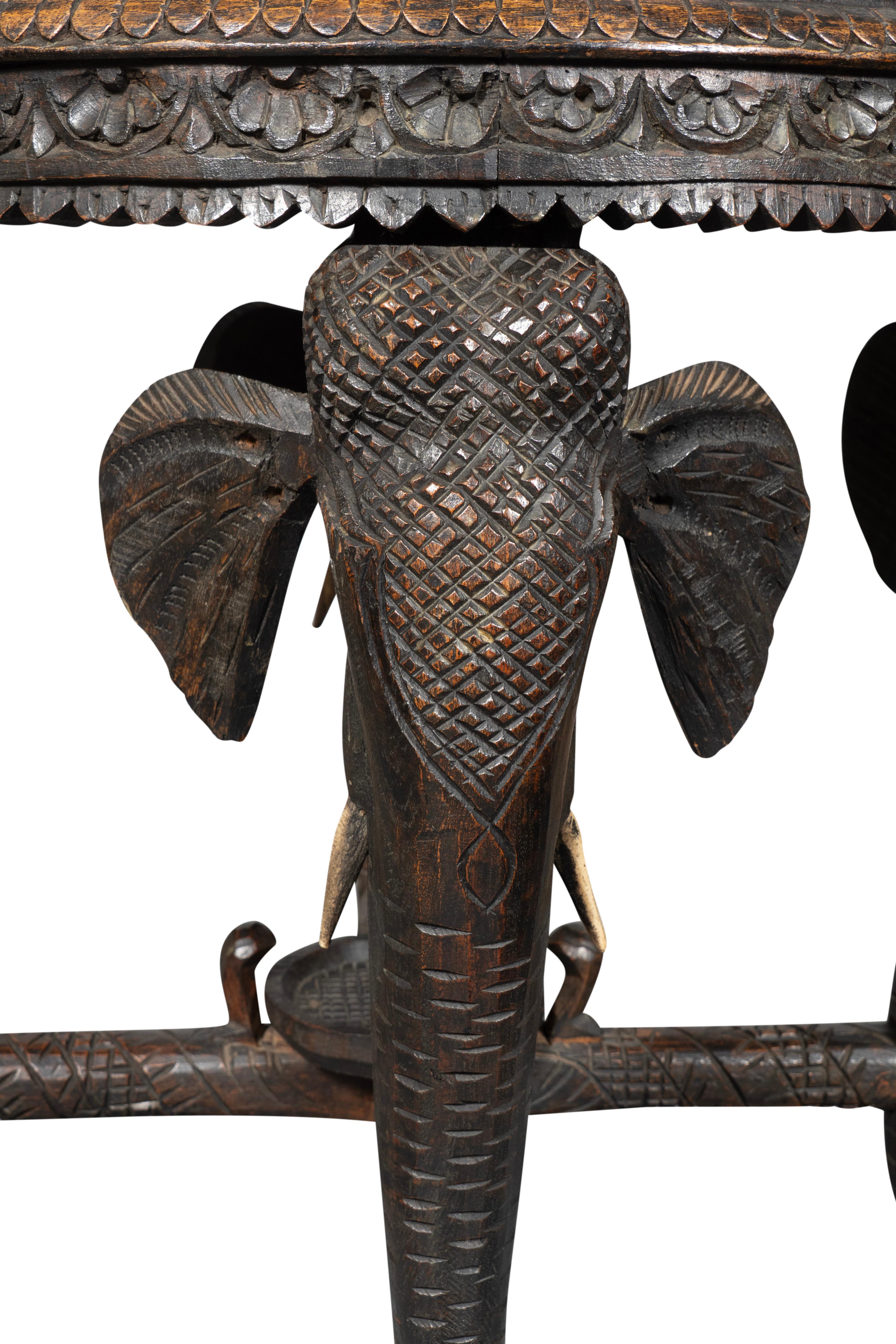 Fin du XIXe siècle Table éléphant en bois dur indien en vente
