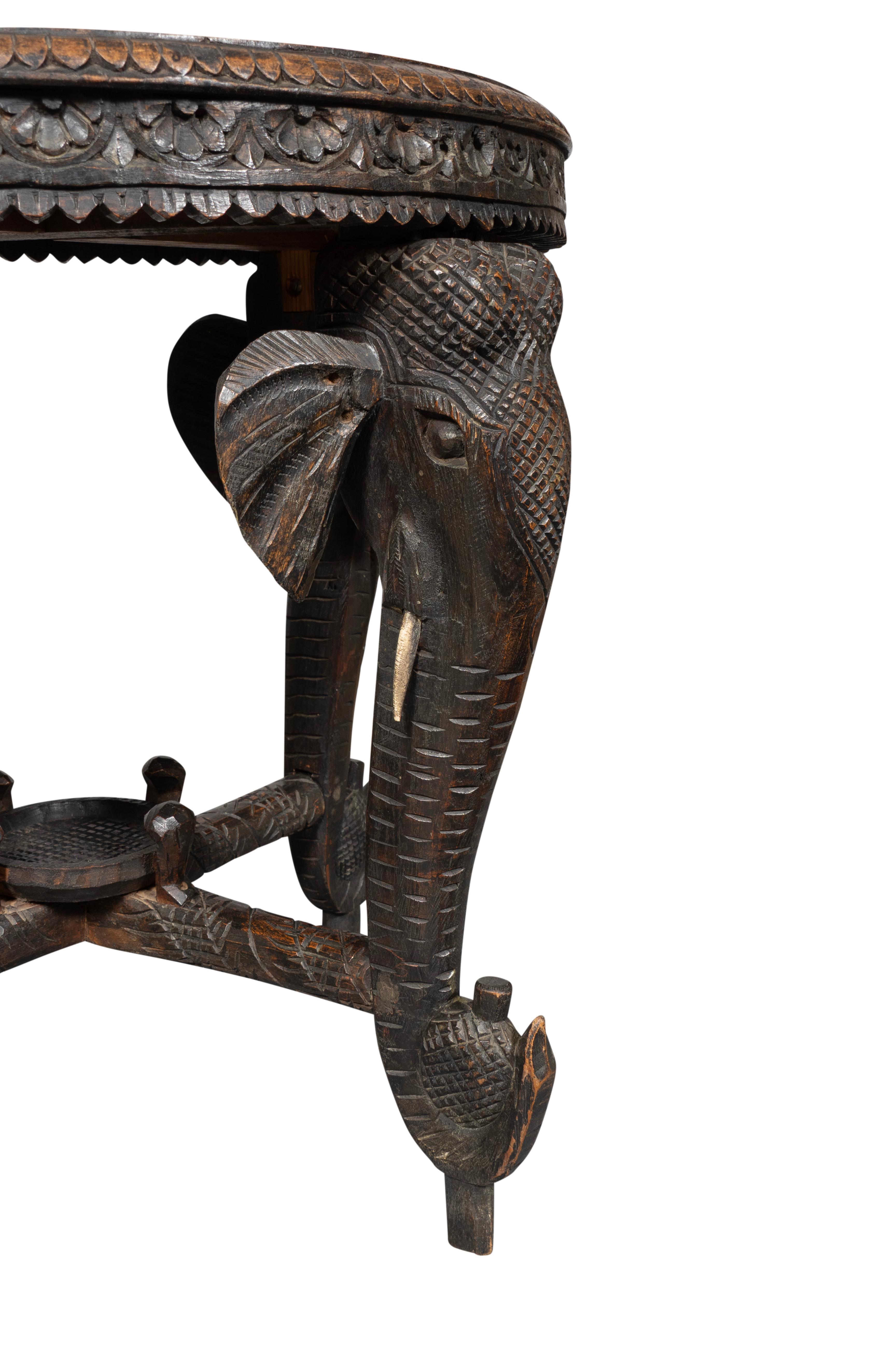 Table éléphant en bois dur indien en vente 2