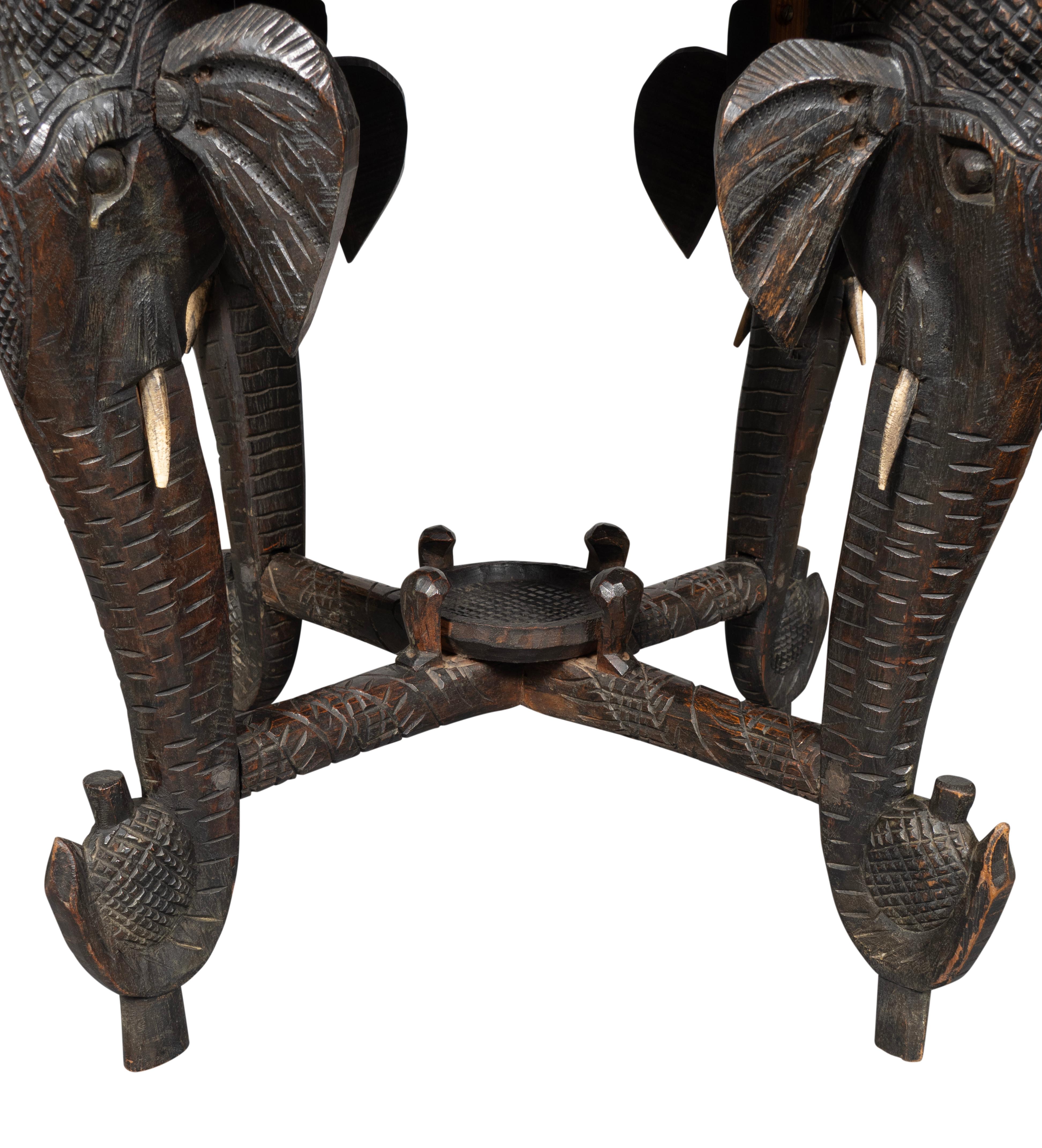 Table éléphant en bois dur indien en vente 3