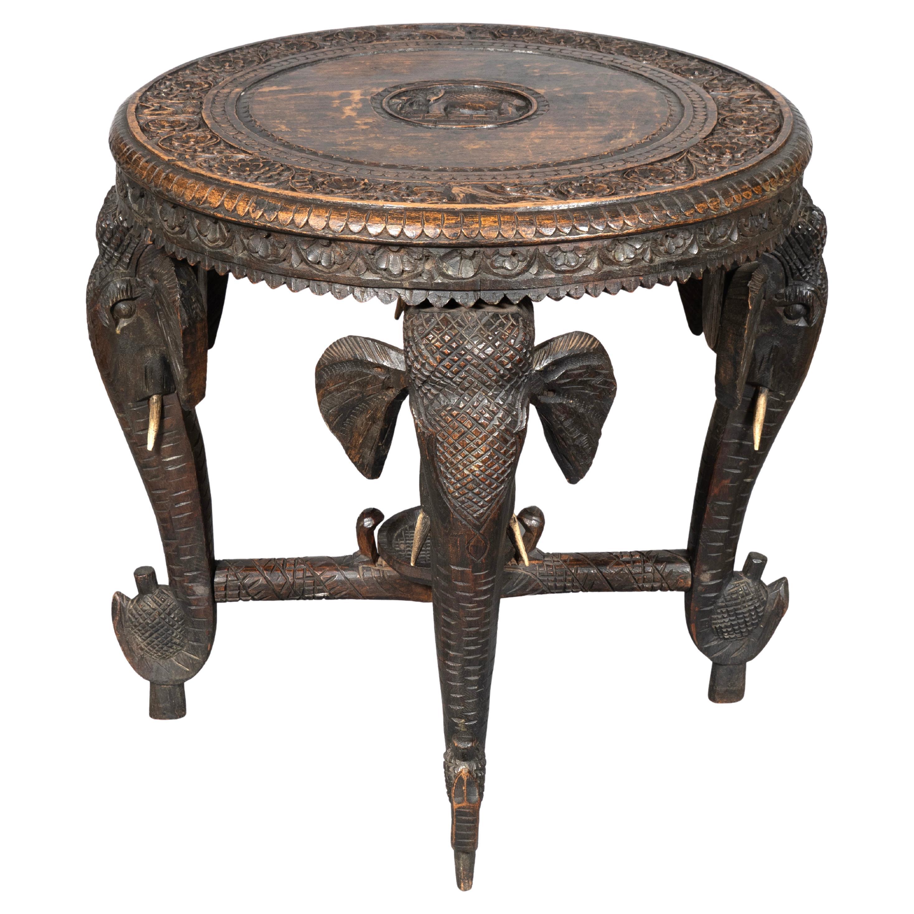 Table éléphant en bois dur indien en vente