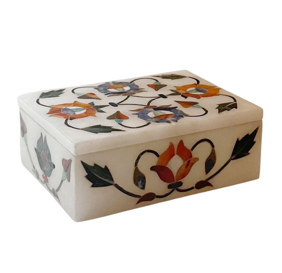 Eine wunderschön gearbeitete Vintage-Marmorbox aus Indien aus den 1940er-1950er Jahren. Die Oberfläche ist aufwändig mit Achat und anderen Edelsteinen eingelegt und bildet ein elegantes Blumenmuster, das die raffinierte Kunstfertigkeit der