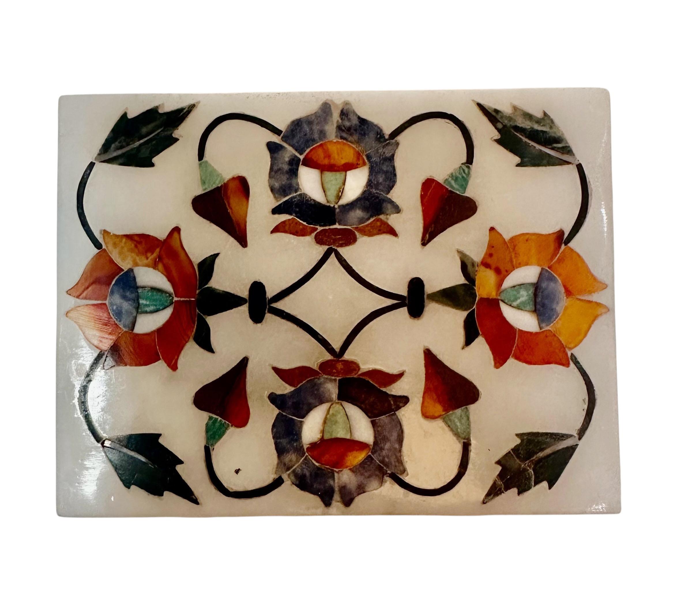 Indische Intarsienbox aus Marmor  Floraler Achat und Edelsteine (Mitte des 20. Jahrhunderts) im Angebot