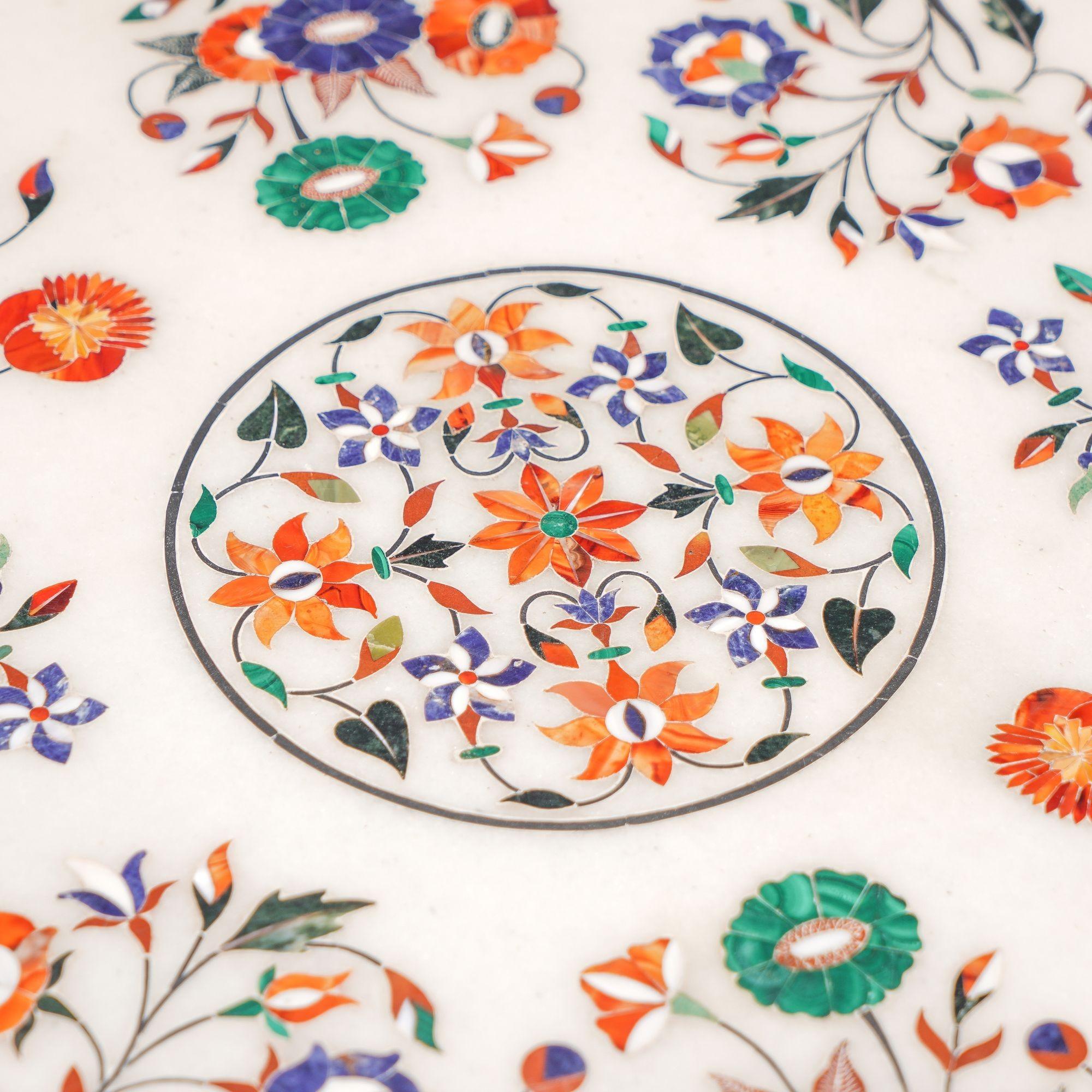 Mesa con pedestal y tapa de mármol con incrustaciones de la India, c. 1900 Indio en venta