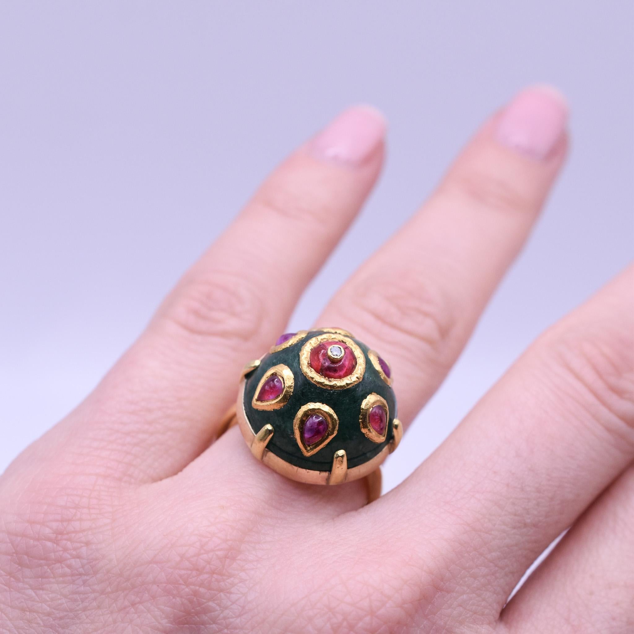 Indian Jade and Ruby Dome Ring in 18k Yellow Gold In Good Condition For Sale In New York, NY