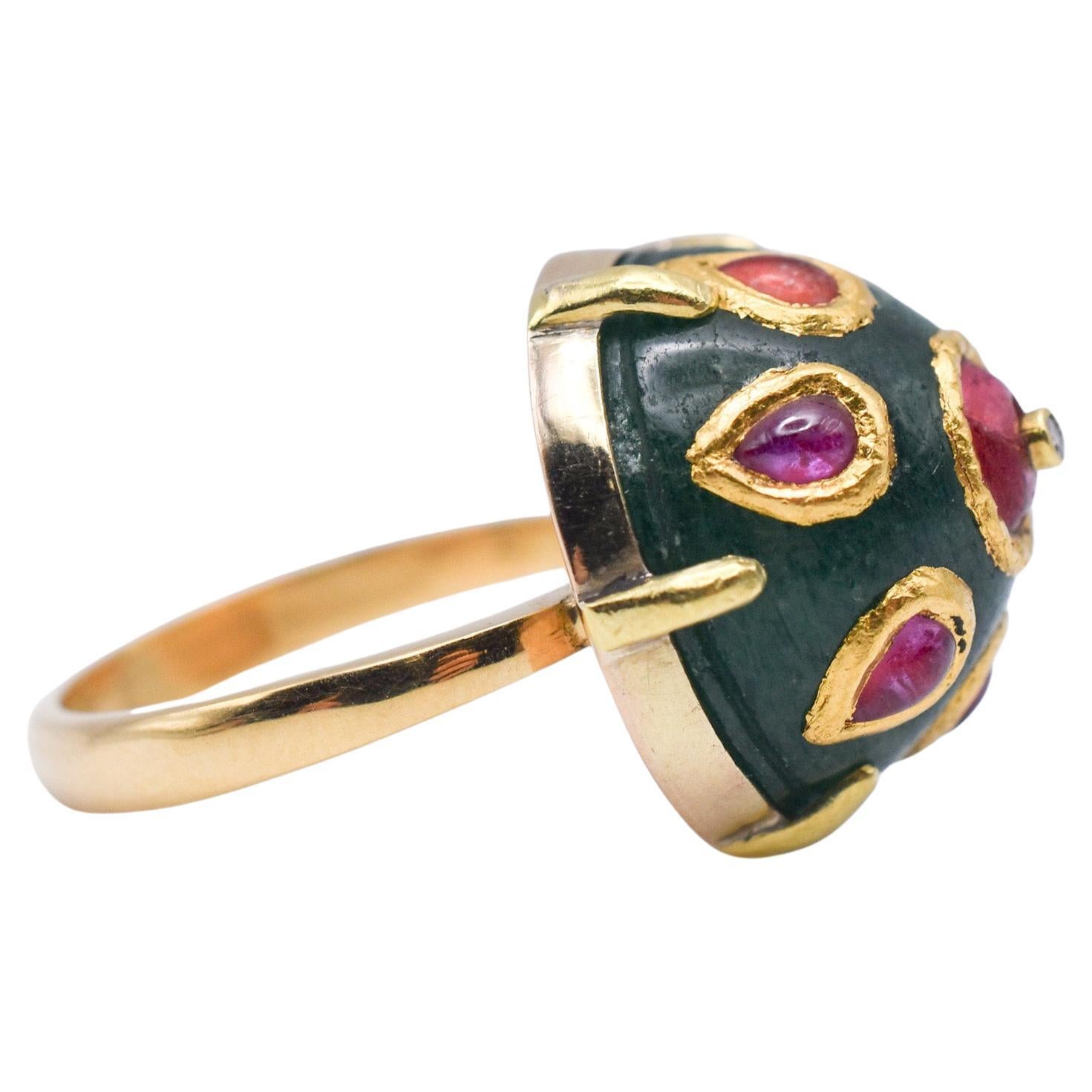 Bague dôme indienne en jade et rubis en or jaune 18 carats en vente