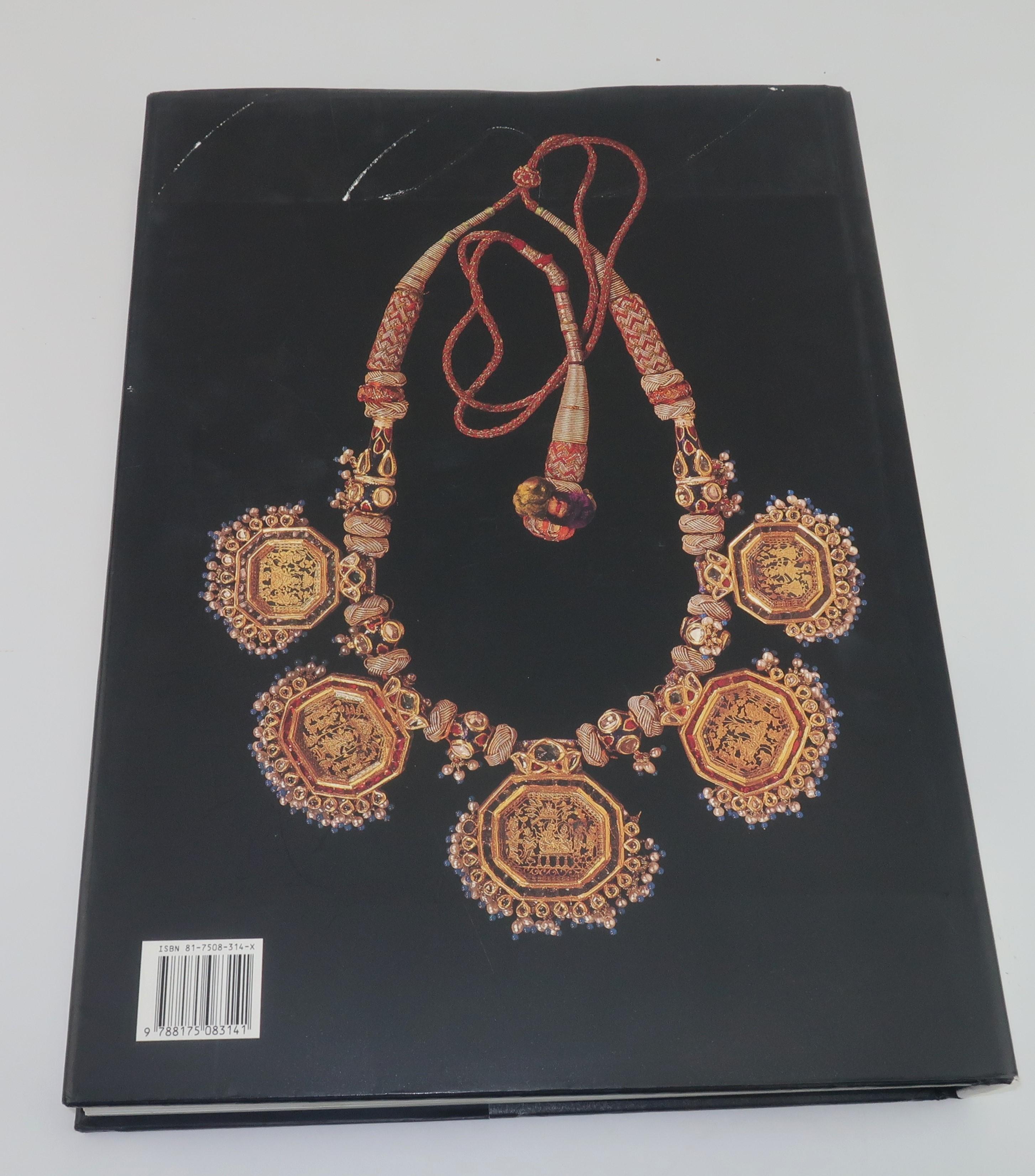 Ein wunderschönes:: 335 Seiten starkes:: gebundenes Buch mit dem Titel Indian Jewellery: Dance of the Peacock:: von Usha Bala Krishnan und Meera Sushil Kumar mit Fotografien von Bharath Ramamrutham:: beschreibt die reiche Geschichte des indischen