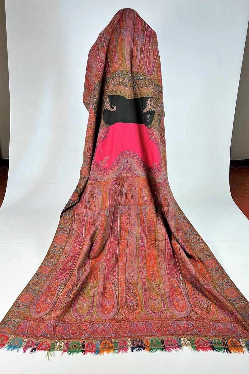 Indian Kani cashmere shawl with fuchsia and black center Circa 1860 For Sale 9