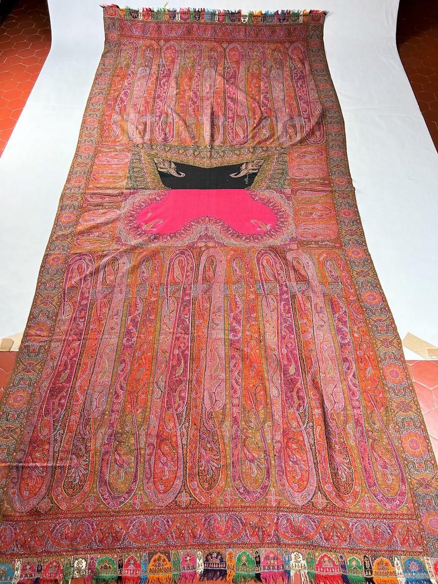 Indian Kani cashmere shawl with fuchsia and black center Circa 1860 In Good Condition For Sale In Toulon, FR