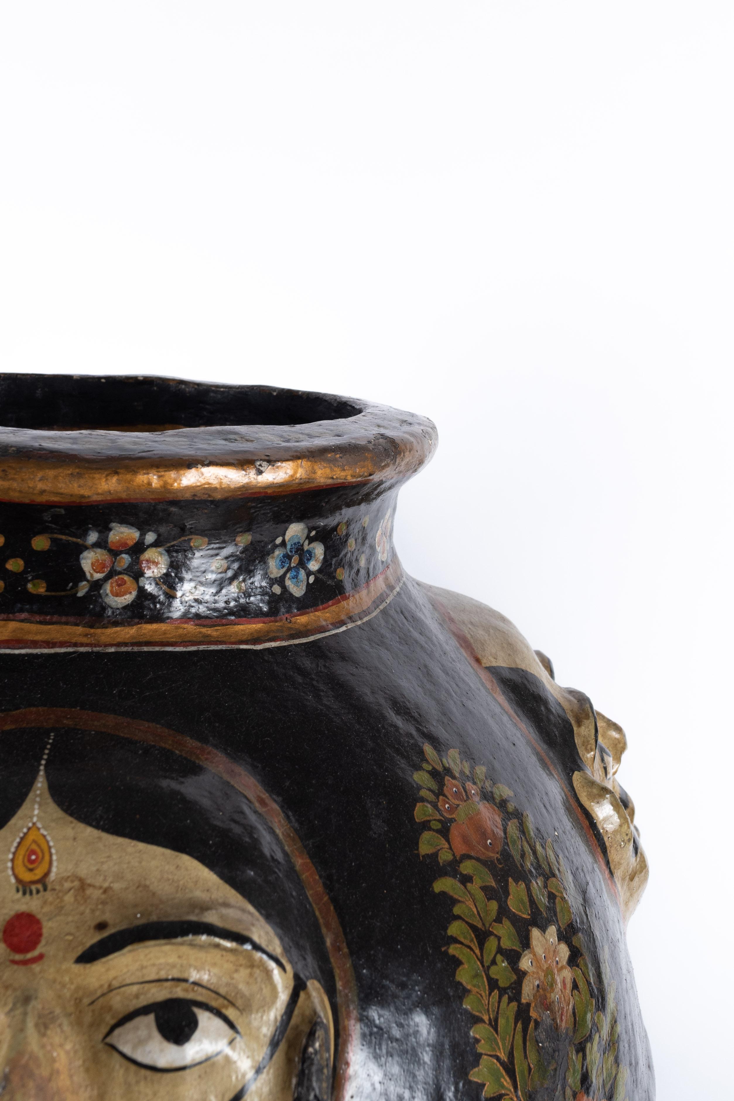 Indian (Kashmir) 19th century papier maché vase In Good Condition For Sale In Oostende, BE