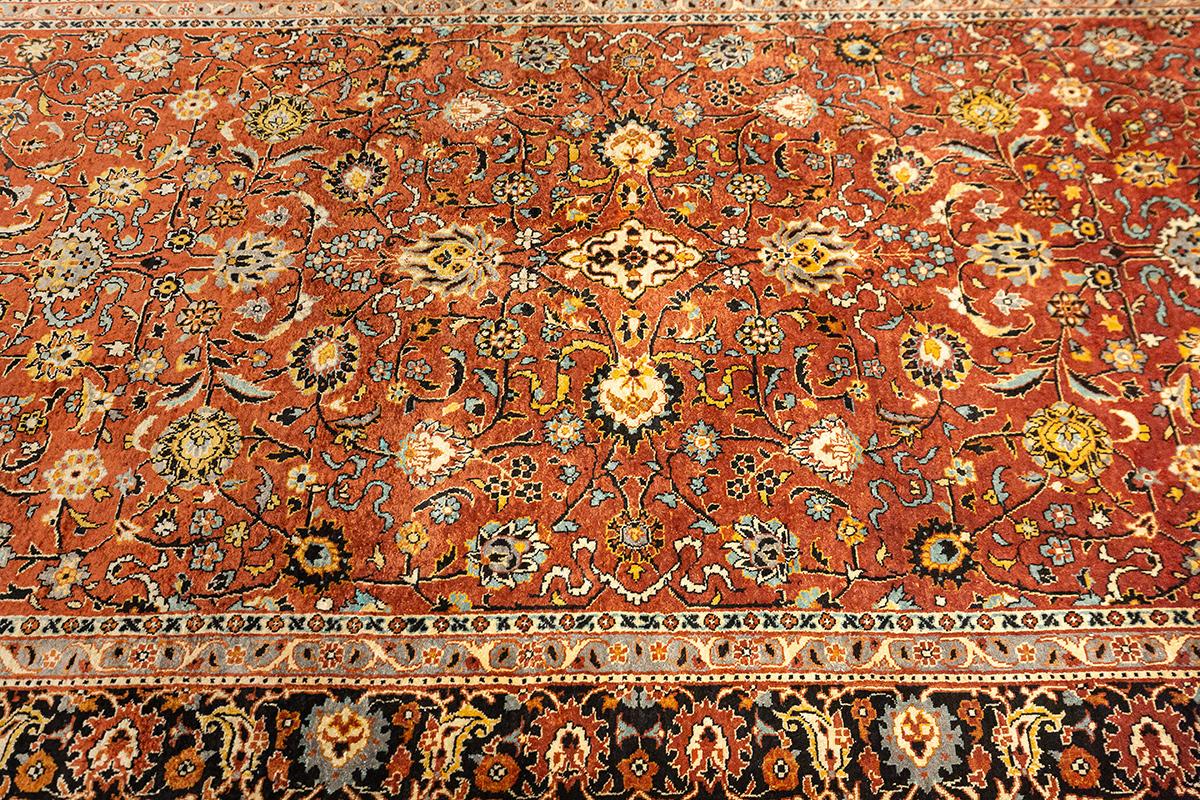 Antico tappeto indiano in seta del Kashmir, 1950-1970. Un tappeto classico con un layout decorativo di chiara ispirazione indo-persiana in pura seta. Lo stile decorativo floreale fa riferimento ai tappeti del periodo safavide e alla continuità con