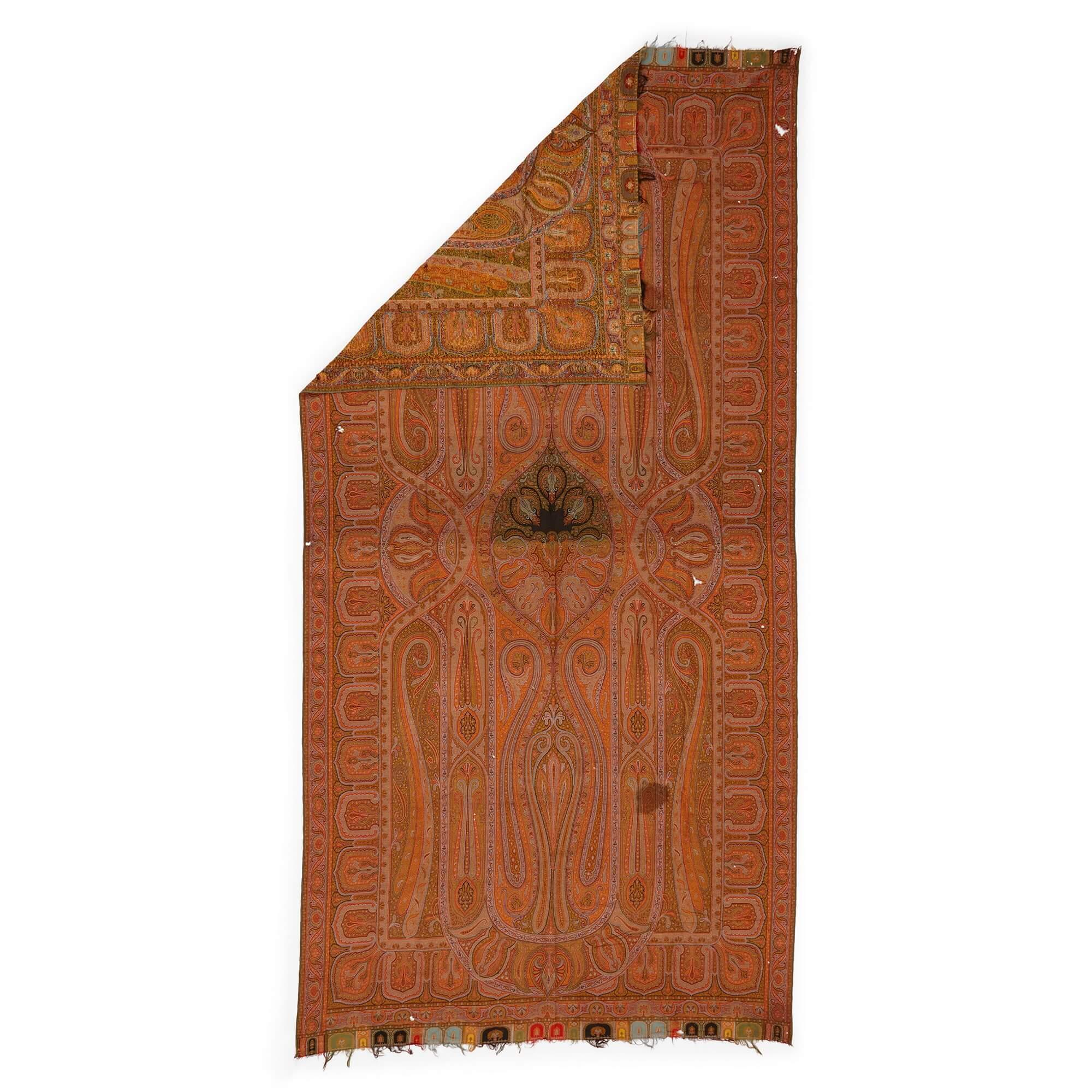 Châle en laine du Cachemire indien
Indien, Début du 20e siècle
Hauteur 316 cm, largeur 166 cm

Ce superbe châle est en laine et a été confectionné par d'habiles tisserands indiens au début du XXe siècle. Traditionnellement, les châles étaient un