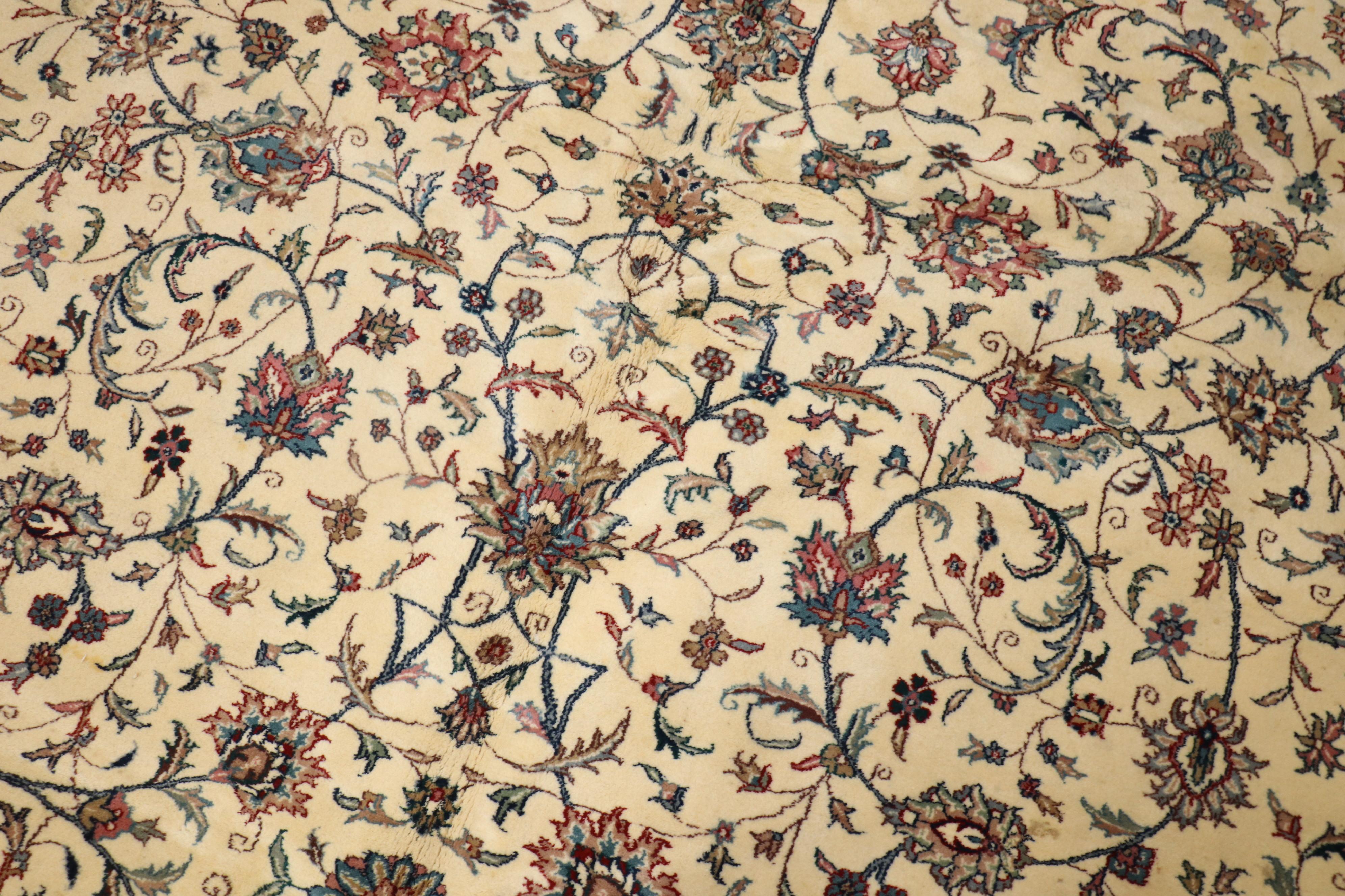 Großer elfenbeingrüner indischer Vintage-Raumteppich im Angebot 4