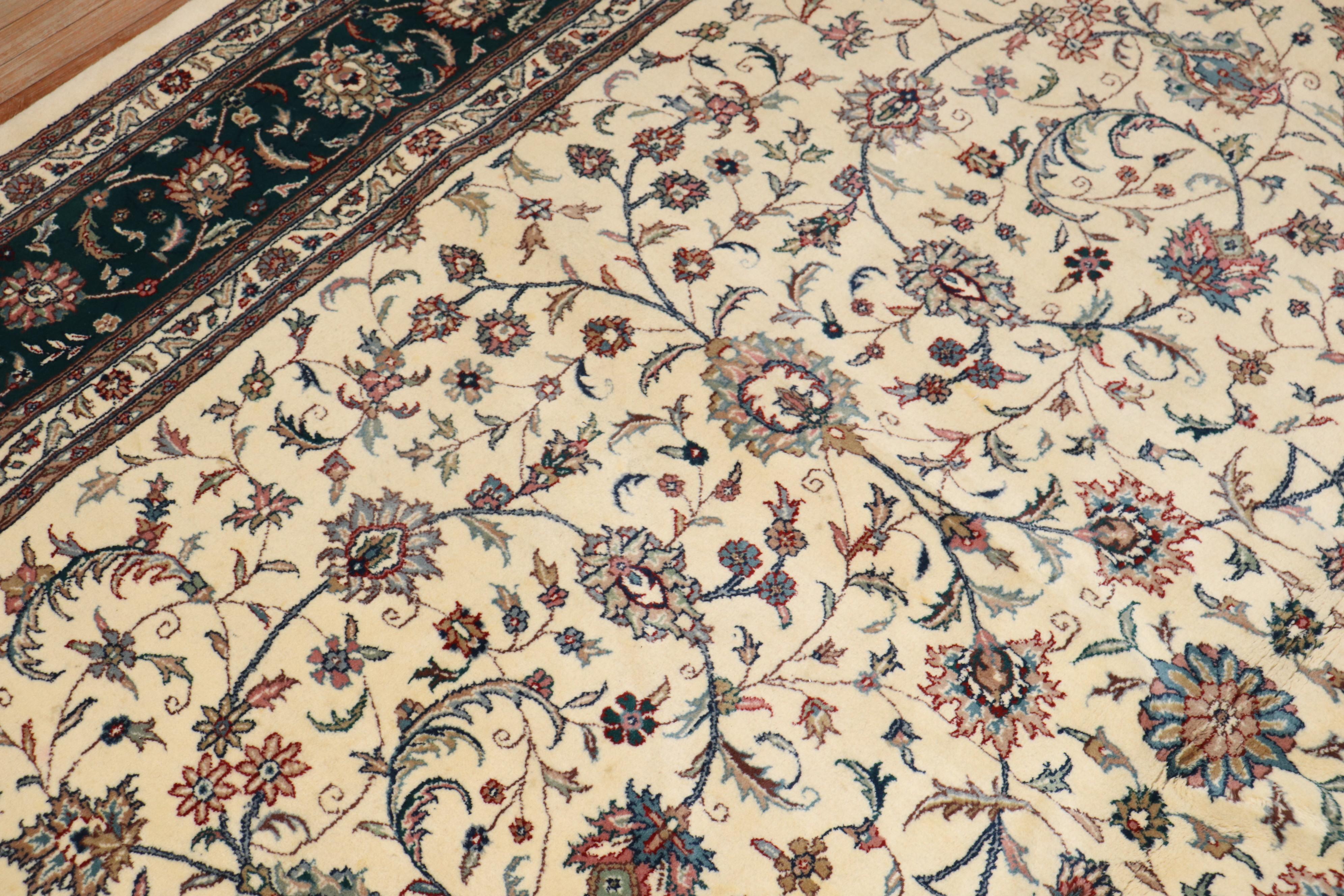 Zimmergroßer indischer Teppich mit einem floralen Muster auf elfenbeinfarbenem Grund. Umrandung in sattem Grün

Maße: 10' x 13'3''