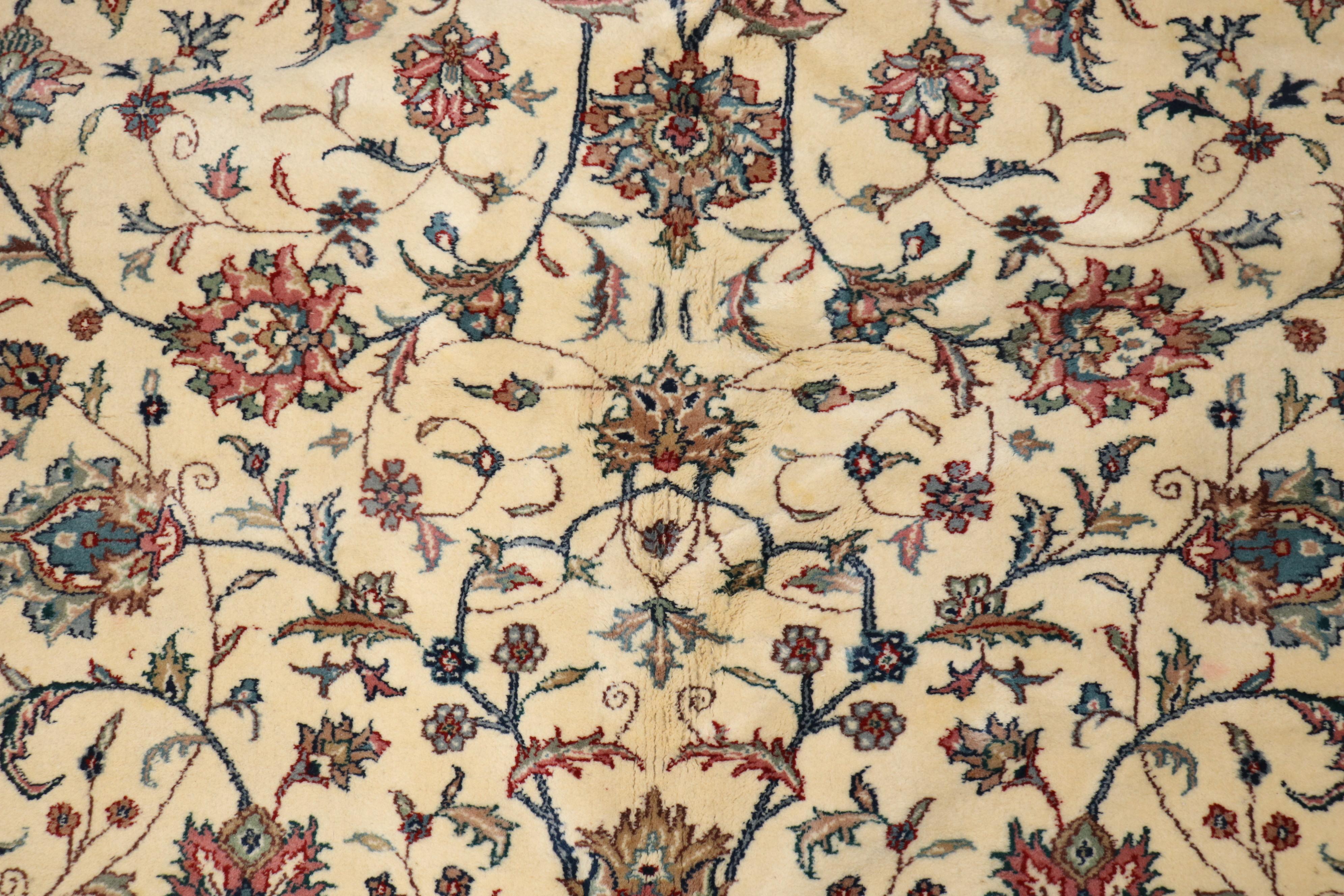 Großer elfenbeingrüner indischer Vintage-Raumteppich (Tabriz) im Angebot
