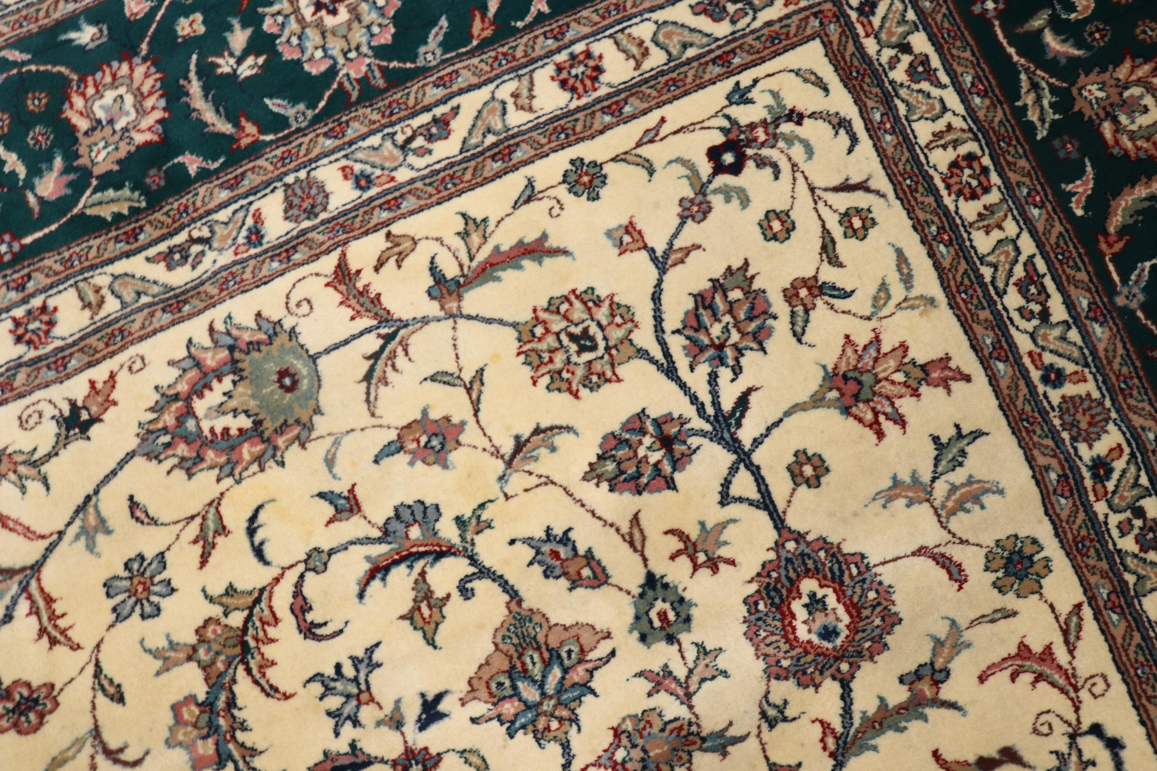 Zabihi Collection grand tapis indien vintage ivoire vert Bon état - En vente à New York, NY
