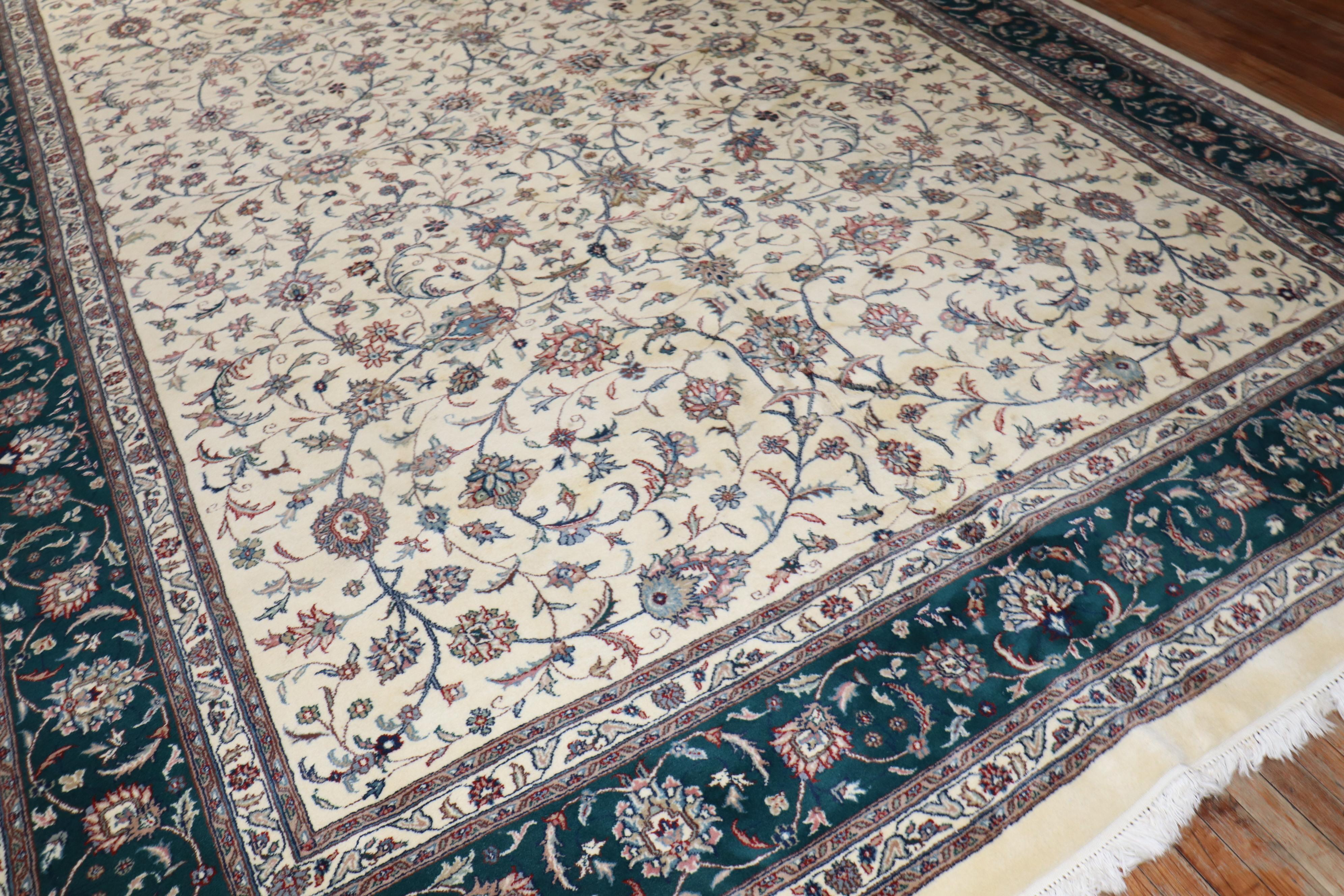 Großer elfenbeingrüner indischer Vintage-Raumteppich (20. Jahrhundert) im Angebot