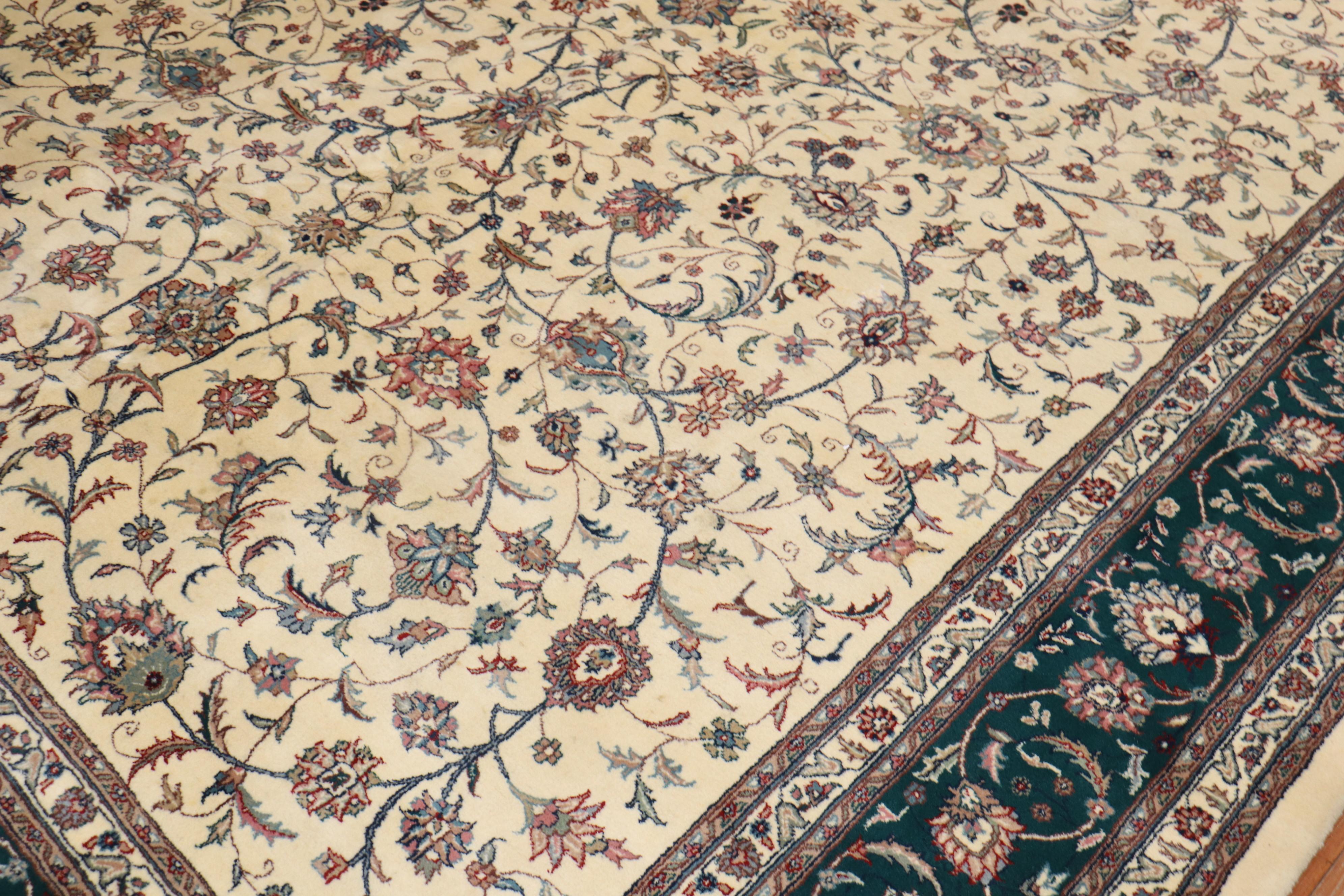 Großer elfenbeingrüner indischer Vintage-Raumteppich (Wolle) im Angebot